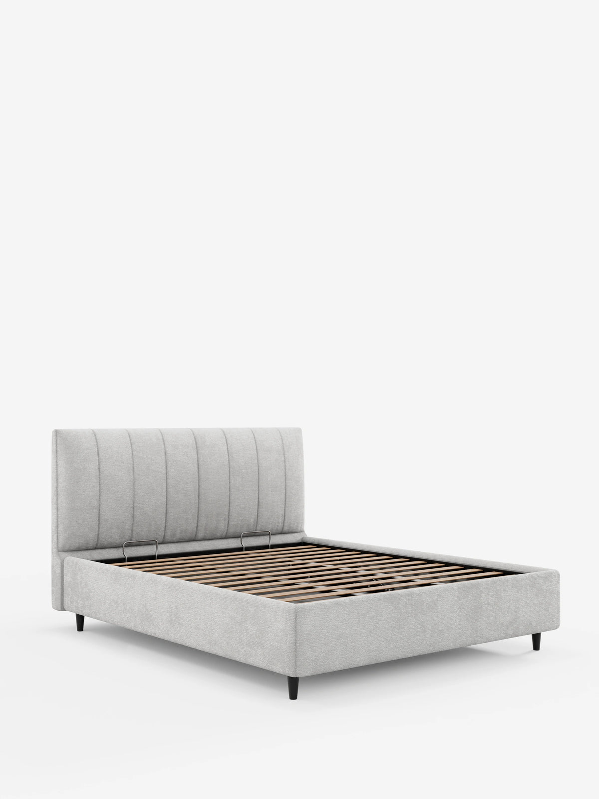 Il letto imbottito ONYX con contenitore e testiera verticale in tessuto certificato Oeko-Tex® è un letto contenitore di colore grigio chiaro, caratterizzato da una testiera alta a pannelli verticali, doghe in legno e piccoli piedini scuri su uno sfondo bianco a tinta unita.