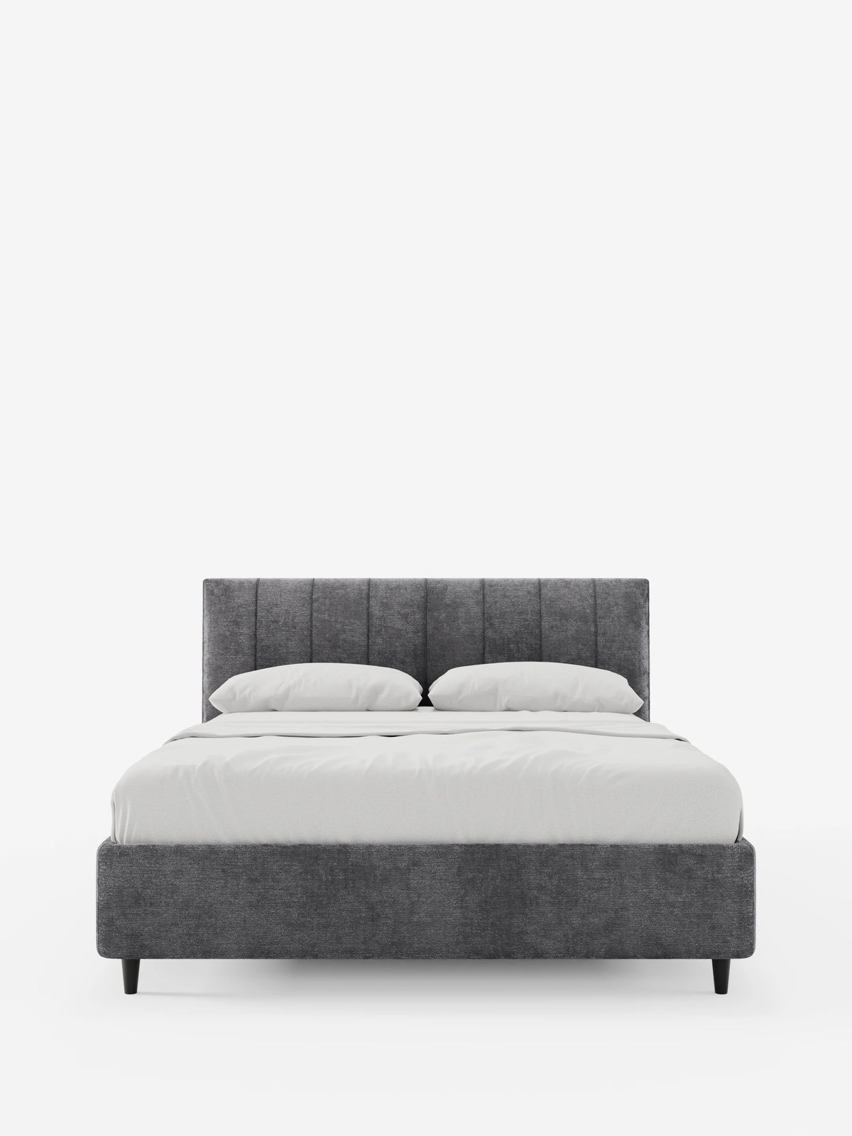 Il letto imbottito ONYX con contenitore e testiera verticale in tessuto certificato Oeko-Tex® è un letto queen-size caratterizzato da una testiera alta, di colore grigio scuro, con scanalature verticali, biancheria da letto bianca e quattro gambe scure affusolate su sfondo bianco.