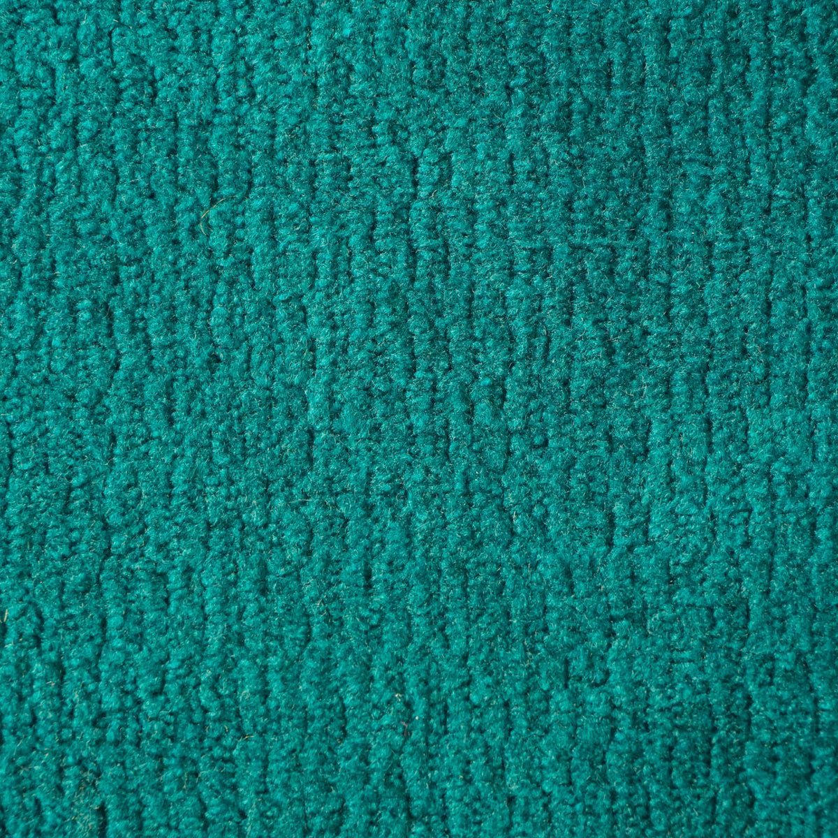 Un primo piano del tessuto color verde acqua del modello “Personalizzazione in T32 KENDAL”, caratterizzato da una trama fitta a coste verticali con morbide linee parallele in rilievo.