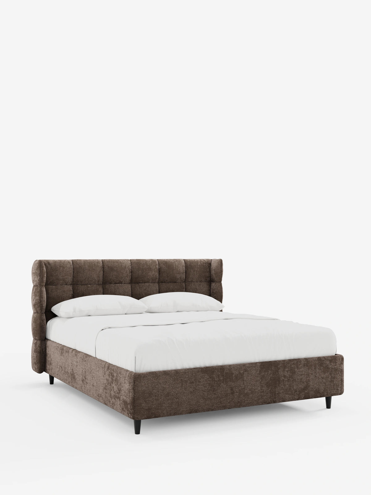 Il letto imbottito RAGNAR con contenitore e testiera capitonné avvolgente è un letto imbottito color cioccolato con una testiera alta e capitonné, lenzuola bianche e gambe affusolate scure su sfondo bianco.