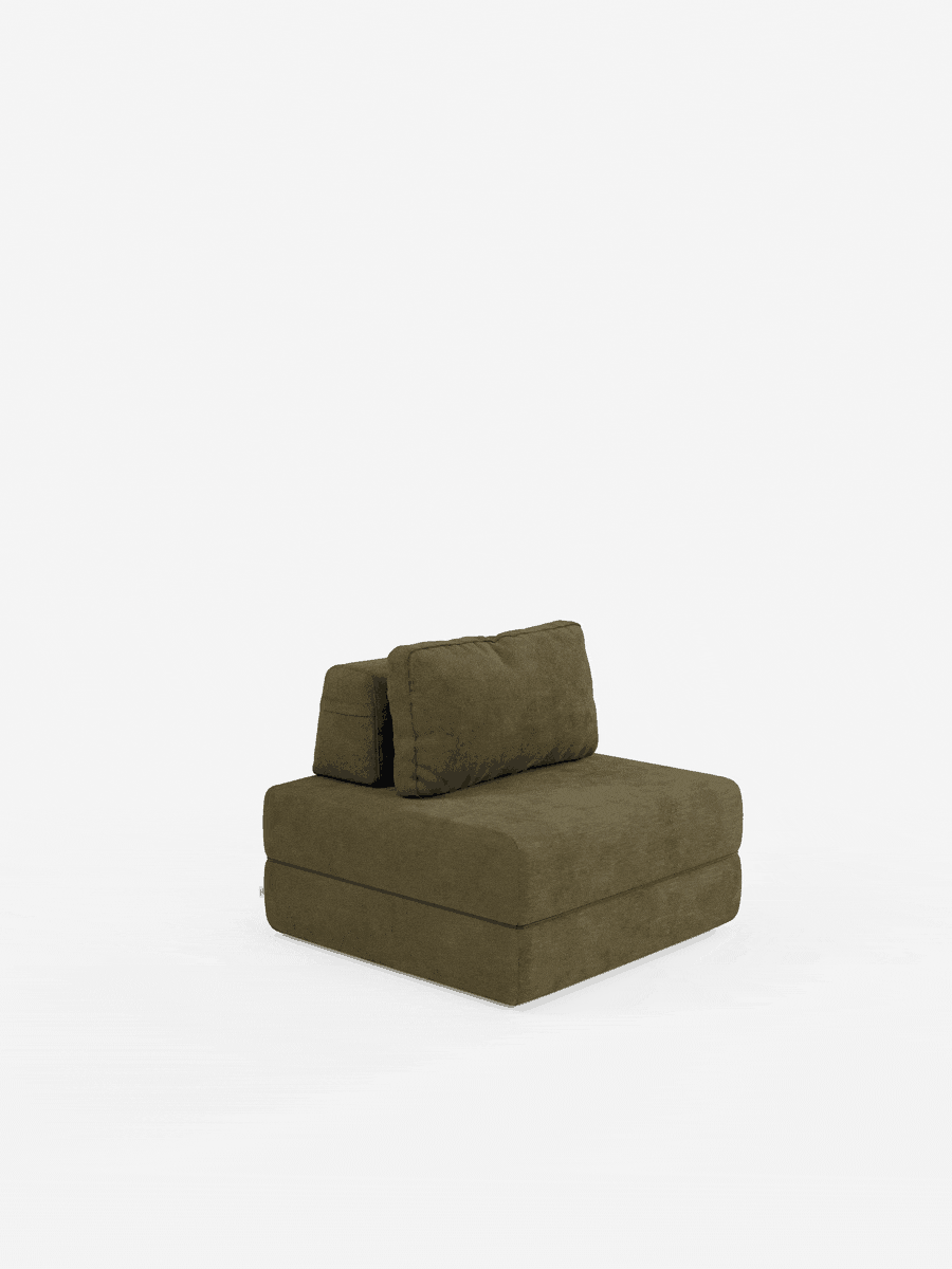Una poltrona modulare senza braccioli color verde oliva di divitt.sbs, la Rift, poltrona letto con materasso alto 24 cm e memory foam – schienale mobile e tessuto smacchiabile T31, è caratterizzata da un morbido cuscino dello schienale e da una base squadrata e imbottita. Presentata su uno sfondo bianco, questa poltrona salvaspazio è dotata di schienale mobile e tessuto antimacchia e può essere abbinata ad altre sezioni per creare un divano più grande o una composizione di sedute personalizzata.