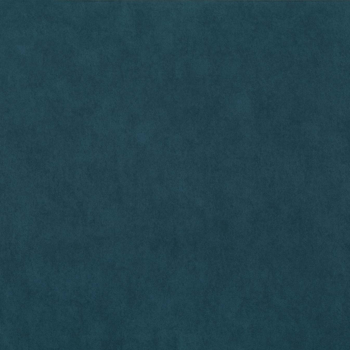 Una superficie liscia e strutturata, in una ricca tonalità verde acqua scuro “Rotterdam”, della linea T09 Velluto tecnico moderno di divitt.sbs, riempie l’intera immagine. Il delicato effetto screziato, caratteristico della microfibra tecnica di alta qualità, aggiunge profondità e sfumature al colore altrimenti uniforme. Il tessuto è antimacchia e adatto agli animali domestici, senza oggetti visibili né caratteristiche distintive.