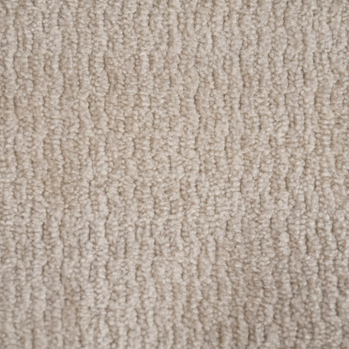 Primo piano del tessuto beige a coste verticali della linea “Personalizzazione in T32 KENDAL”, che presenta una trama morbida e fitta e un colore beige chiaro uniforme.