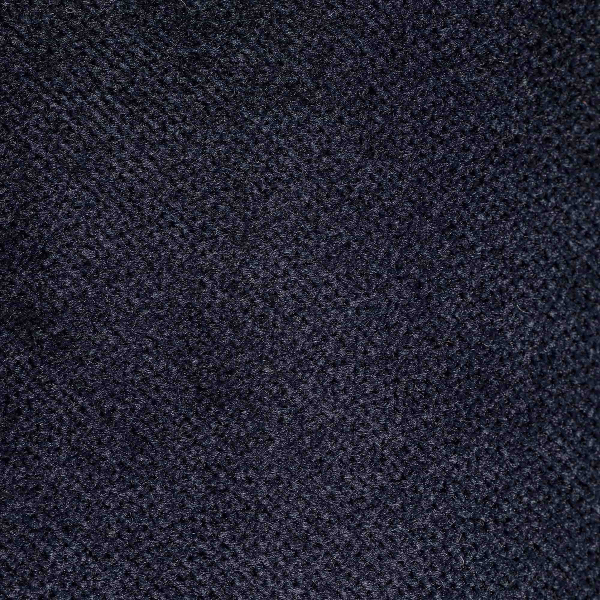 Un primo piano della Personalizzazione nel modello T30 GIOIELLO, che mostra un tessuto blu navy scuro con una trama fitta e strutturata e una superficie leggermente granulosa che crea profondità e giochi di ombra.