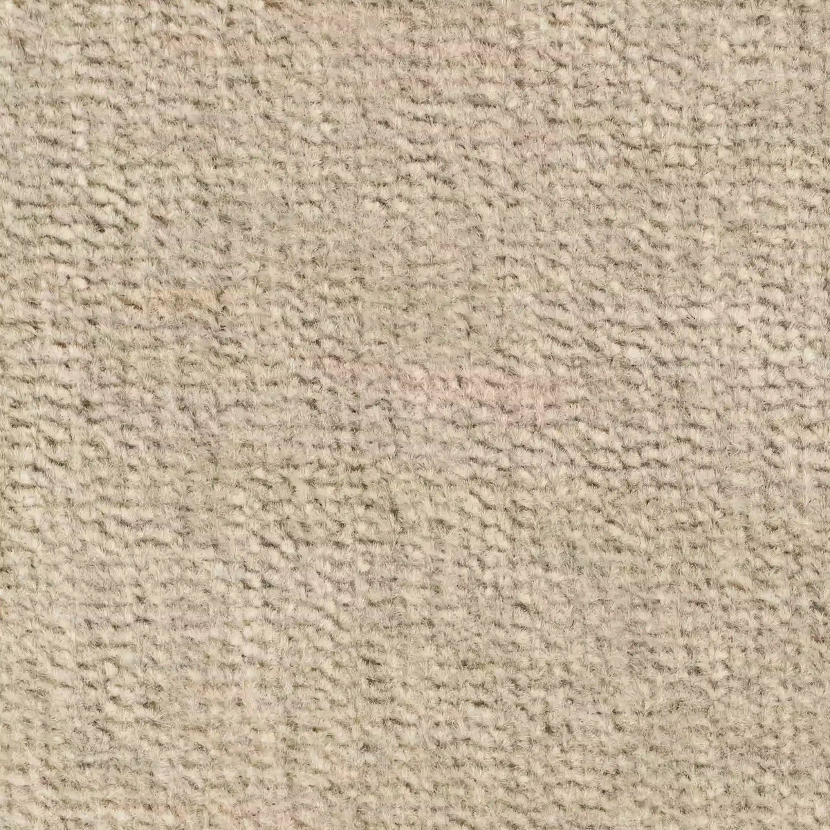 Primo piano di un tappeto beige a pelo ritorto, abbinato al cuscino Bolero di divitt.sbs, disponibile in vari colori e realizzato in morbido tessuto T31, antimacchia, impermeabile e non restringente, per un aspetto accogliente e invitante.