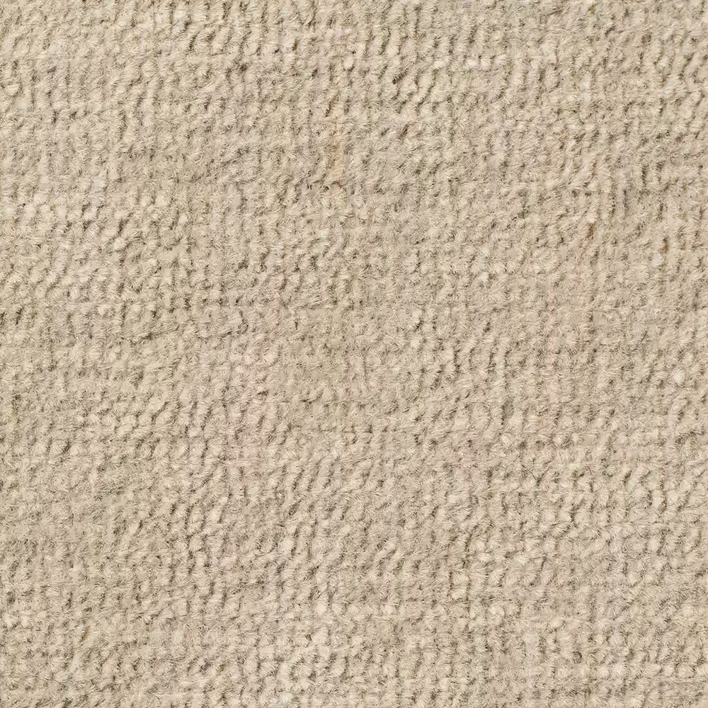 Primo piano sul tessuto testurizzato, di colore beige chiaro con sfumature sabbiose, della collezione “Personalizzazione” in T31 BOLERO, caratterizzato da un pelo fitto a riccioli che crea un motivo morbido e uniforme su tutta la superficie.