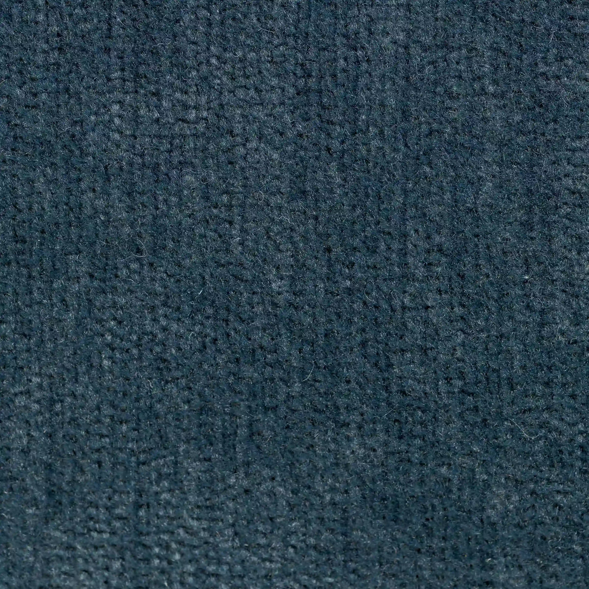 Primo piano del cuscino Bolero di divitt.sbs in grigio scuro: realizzato in morbido tessuto T31 antimacchia, impermeabile e non restringente, con una sottile trama a griglia e un colore uniforme con leggere variazioni di tonalità.
