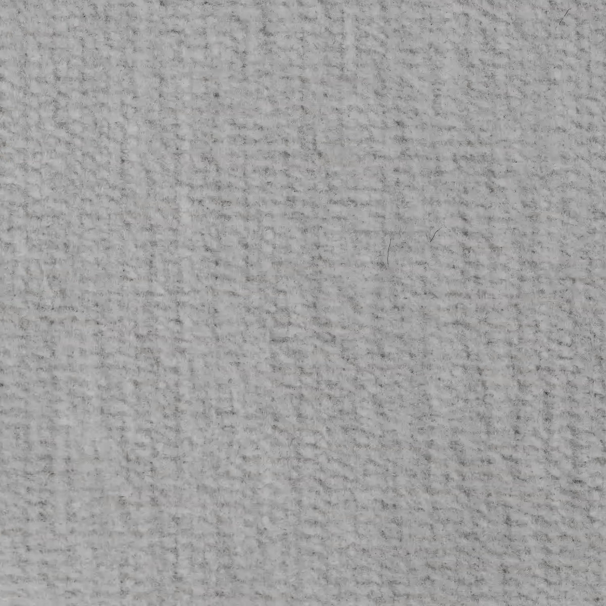 Primo piano del Bolero cuscino di divitt.sbs, in tessuto T31 grigio chiaro: morbido, accogliente, smacchiabile, impermeabile e irrestringibile, con fibre a vista e una trama sottile per un look rilassato. Disponibile in diversi colori.