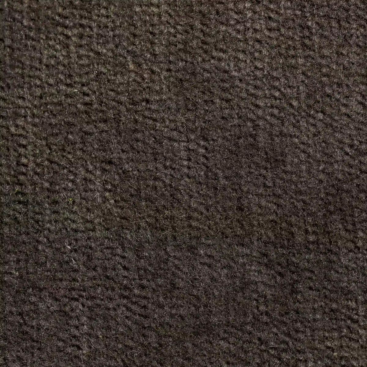 Primo piano del Bolero cuscino di divitt.sbs in morbido tessuto T31 color testa di moro: smacchiabile, impermeabile, irrestringibile, con una trama articolata e sottili variazioni di colore. Disponibile in vari colori.