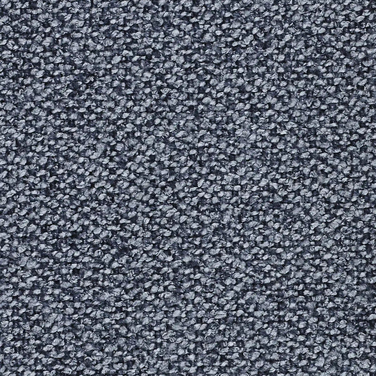 Primo piano di un tappeto a pelo lungo nei colori grigio scuro e grigio chiaro, con un motivo maculato che si abbina perfettamente al cuscino Lambada di divitt.sbs, realizzato in tessuto smacchiabile fresco e naturale e in simil-cotone T33 impermeabile in vari colori.