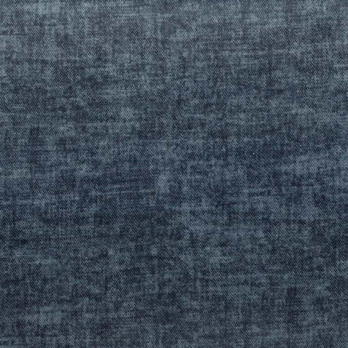 Primo piano sul tessuto blu navy scuro, dalla trama irregolare e screziata, del modello “Personalizzazione” in T35 SOFIA, caratterizzato da una trama morbida e dall’effetto consumato con variazioni tonali naturali.