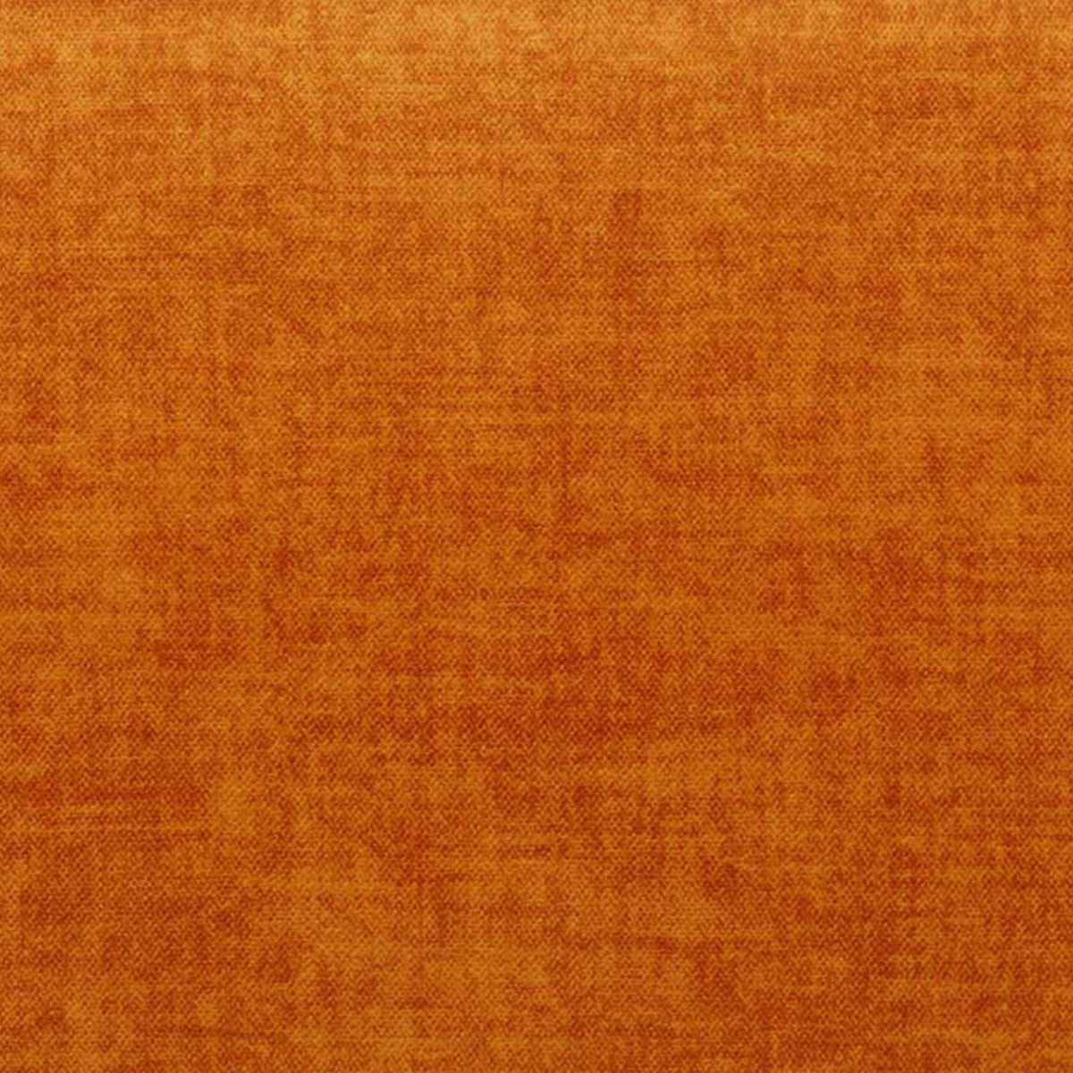Primo piano del tessuto T35 SOFIA, di un arancione vivace, caratterizzato da una texture delicatamente screziata con variazioni di tonalità chiare e scure che creano un effetto organico e consumato dal tempo.