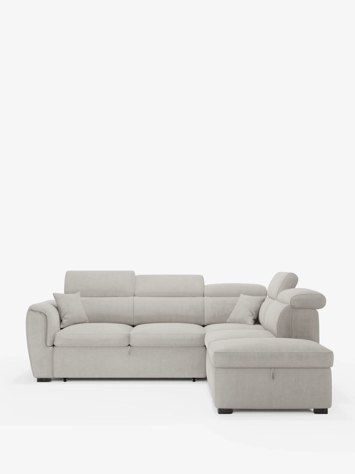 Il divano angolare reversibile con contenitore estraibile e pouf Titano di divitt.sbs è caratterizzato da morbidi cuscini, ampi braccioli, due cuscini coordinati e poggiatesta reclinabili sul lato destro. Questo elegante divano componibile in grigio chiaro poggia su gambe corte nere su uno sfondo bianco a tinta unita e vanta un rivestimento in tessuto Oeko-Tex® resistente alle macchie.
