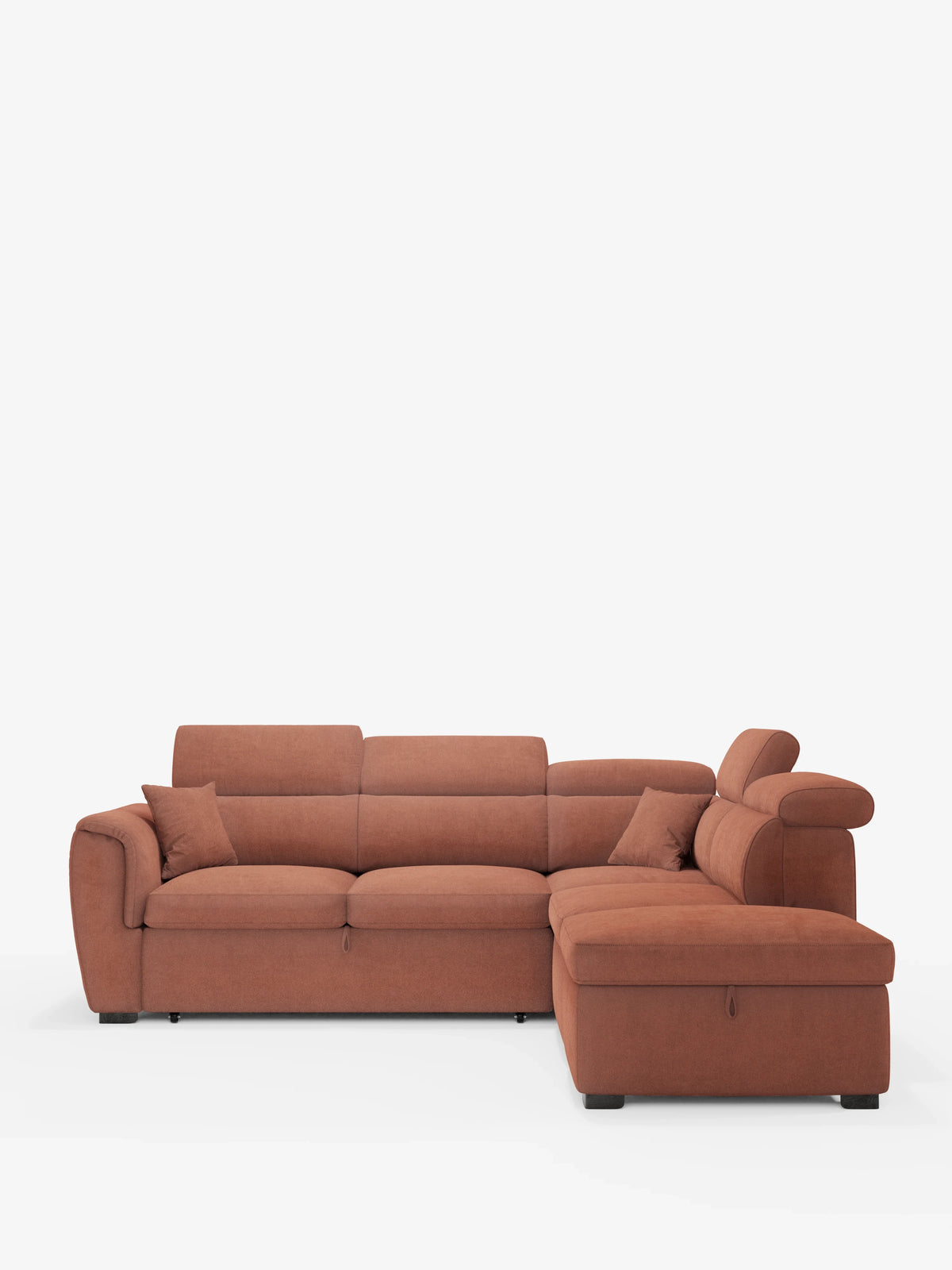 Un divano angolare reversibile contemporaneo della linea Titano con seduta estraibile e pouf contenitore di divitt.sbs, realizzato in tessuto Oeko-Tex® color arancio-ruggine e resistente alle macchie, con morbidi cuscini, ampi braccioli, due cuscini decorativi abbinati e poggiatesta reclinabili regolabili sul lato destro. Lo sfondo bianco e pulito ne esalta il design elegante e moderno.