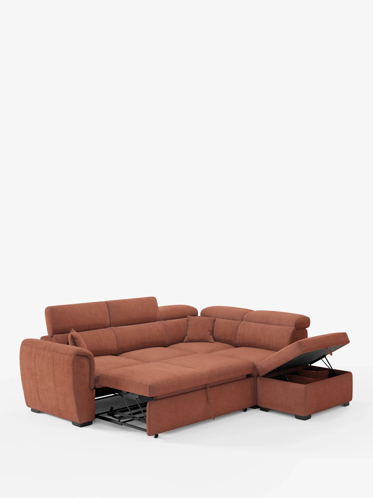Il divano angolare reversibile con letto estraibile e pouf contenitore Titano di divitt.sbs è presentato nella versione completamente estesa, rivestito in tessuto Oeko-Tex® color ruggine e resistente alle macchie. Questo divano letto è dotato di cuscini trapuntati, poggiatesta reclinabili regolabili e piedini a blocco. Una delle sezioni si solleva per rivelare un pratico vano contenitore, il tutto su uno sfondo bianco a tinta unita.