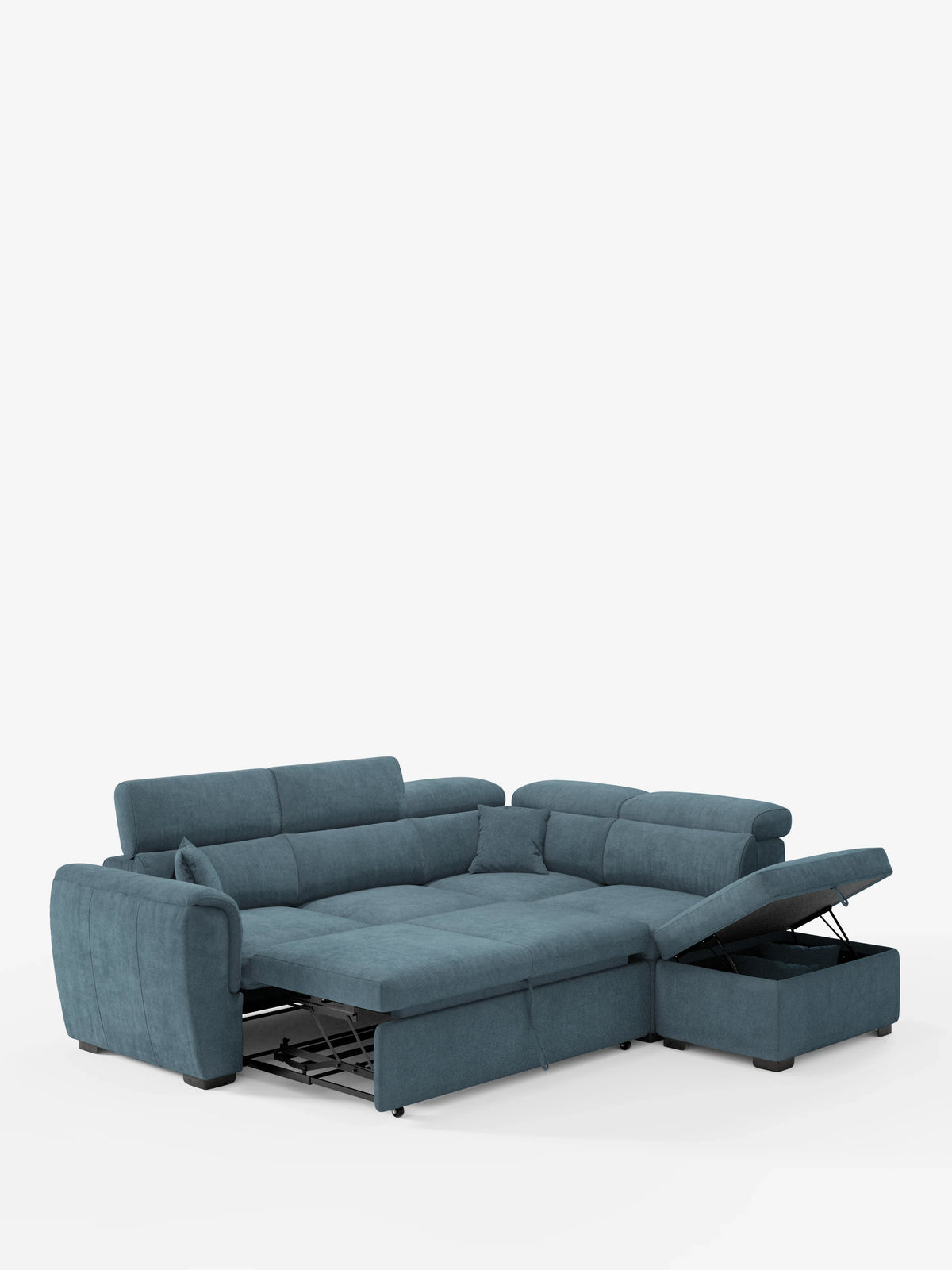 Un divano angolare reversibile contemporaneo della linea Titano con letto estraibile e pouf contenitore di divitt.sbs, rivestito in tessuto antimacchia Oeko-Tex® in una moderna tonalità di blu-verde acqua. Il divano componibile è dotato di poggiatesta reclinabili, un letto estraibile parzialmente esteso e una chaise longue orientata a destra con il coperchio sollevato per mostrare il vano contenitore integrato. Il divano poggia su corte gambe nere ed è posizionato su uno sfondo bianco a tinta unita.