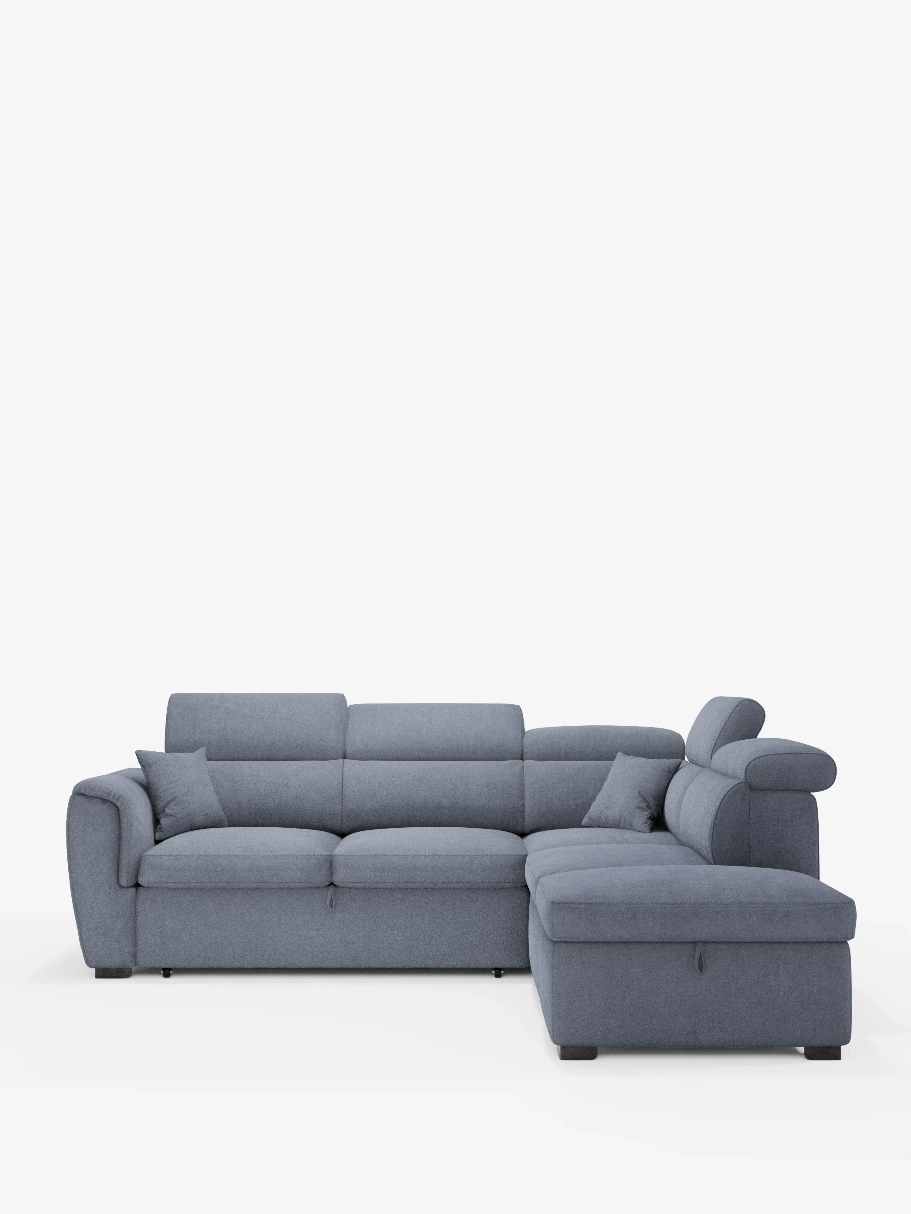 Il divano angolare reversibile con letto estraibile e pouf contenitore Titano di divitt.sbs è un moderno divano a L in blu tenue, realizzato in tessuto Oeko-Tex® facile da pulire. È dotato di morbidi cuscini, due cuscini coordinati, ampi braccioli, poggiatesta reclinabili e poggia su corte gambe nere. Il design si staglia su uno sfondo bianco a tinta unita.