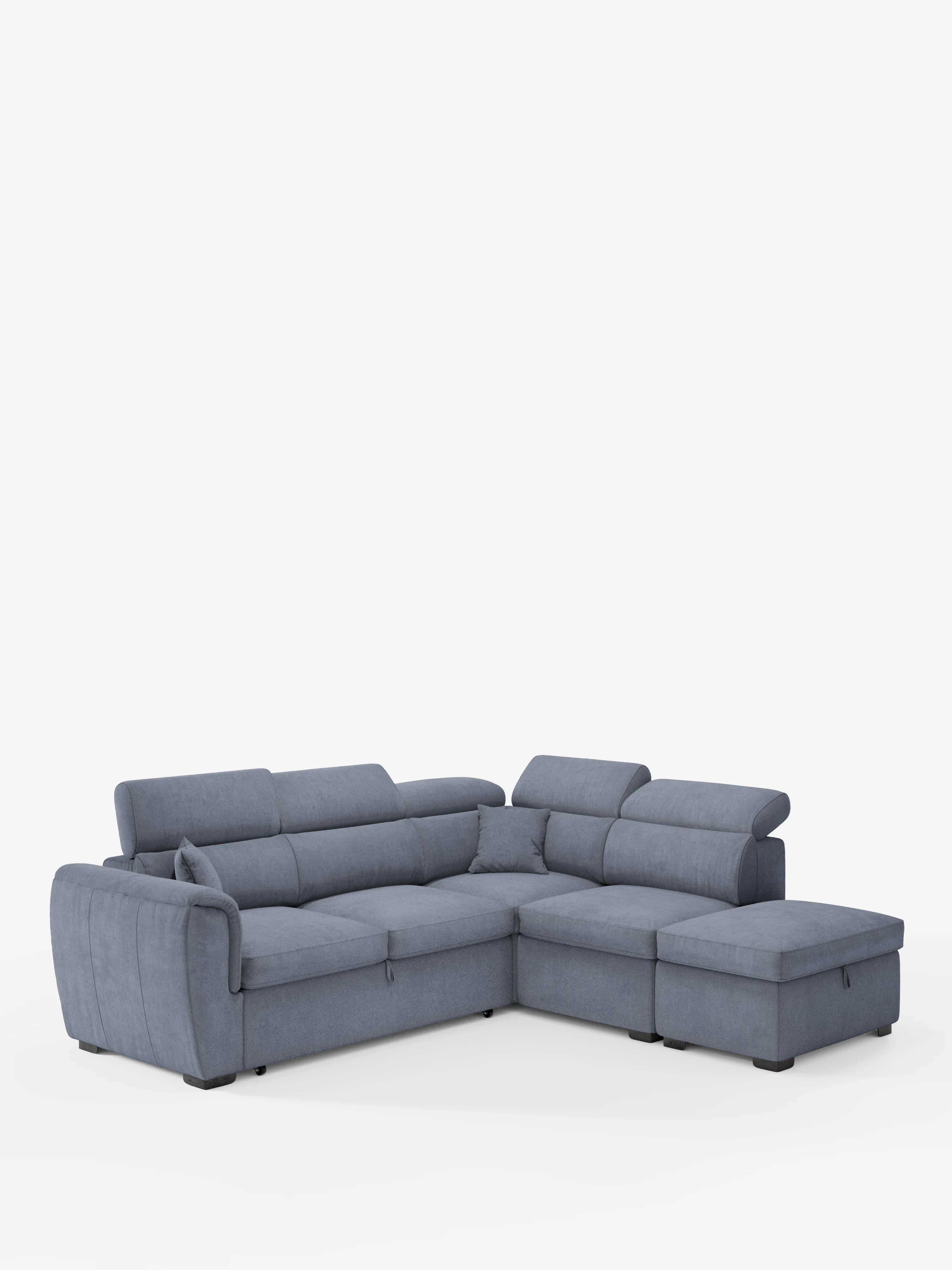 Un moderno divano angolare reversibile Titano con letto estraibile e pouf contenitore di divitt.sbs, in tessuto azzurro smacchiabile certificato Oeko-Tex®, è esposto su uno sfondo bianco. Questo divano a L è dotato di morbidi cuscini di seduta e schienale, ampi braccioli, poggiatesta reclinabili e regolabili, una sezione chaise longue sul lato destro e piedini neri bassi.
