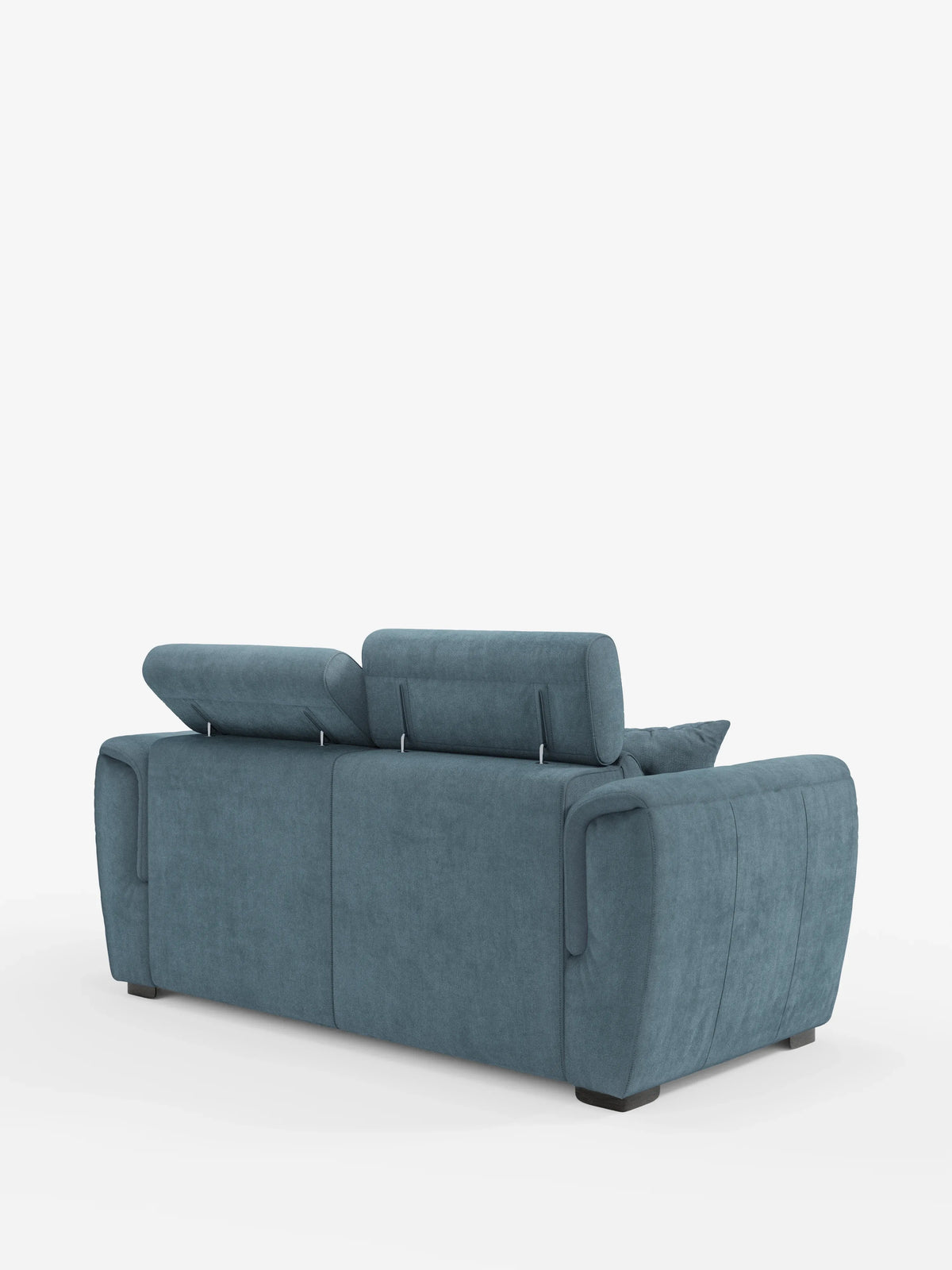 Un moderno divano a due posti estraibile Titano, color blu-verde acqua, con poggiatesta reclinabili in tessuto smacchiabile Oeko-Tex® di divitt.sbs, visto da dietro, dotato di due poggiatesta regolabili e braccioli imbottiti. Questo divano moderno poggia su gambe corte nere, in primo piano su uno sfondo bianco a tinta unita.