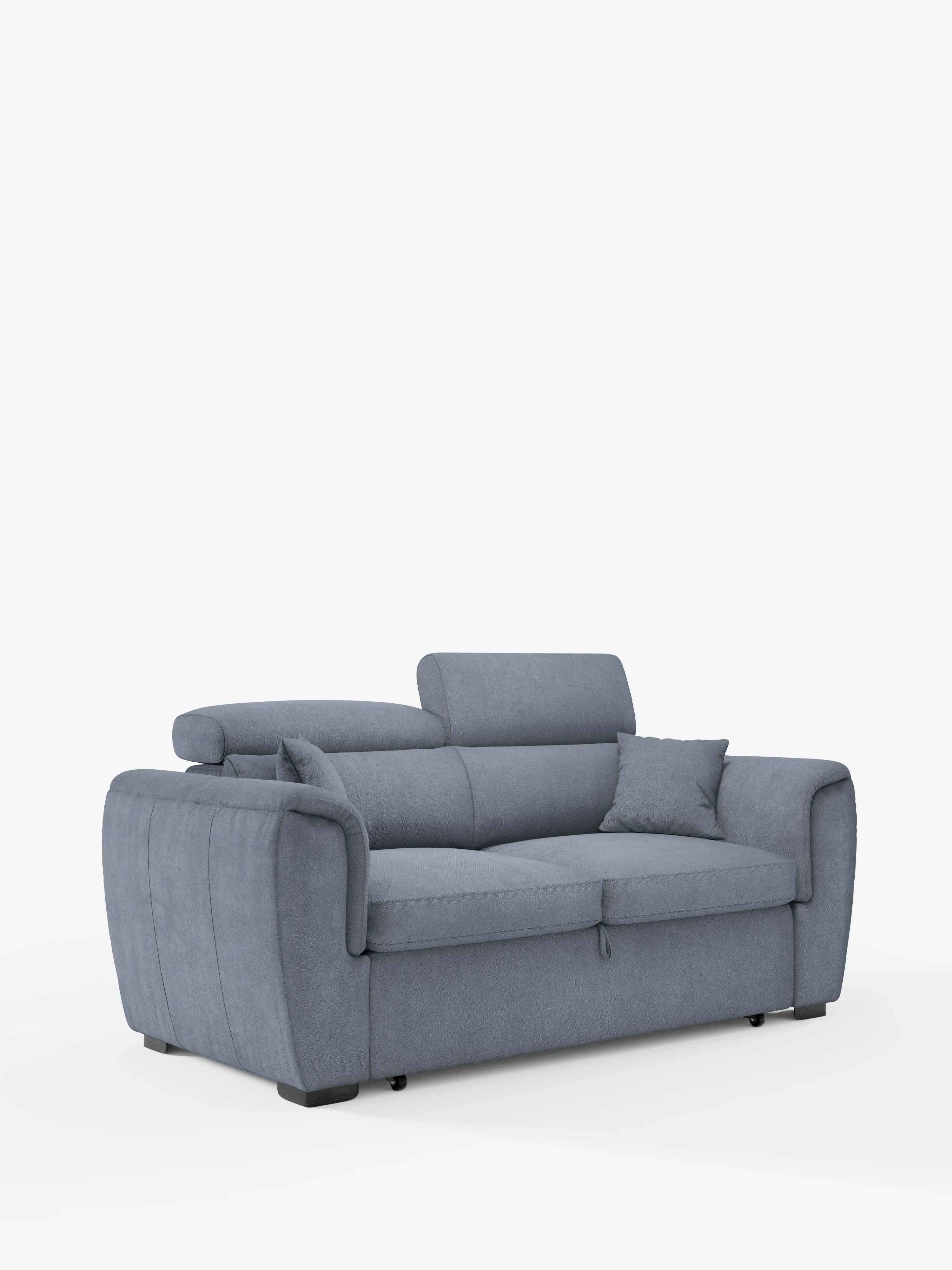 Un divano a due posti estraibile Titano in stile contemporaneo di divitt.sbs, rivestito in tessuto blu chiaro Oeko-Tex® antimacchia, dotato di due cuscini di seduta, due cuscini dello schienale, poggiatesta reclinabili regolabili, ampi braccioli e due cuscini decorativi abbinati, presentato su uno sfondo bianco.