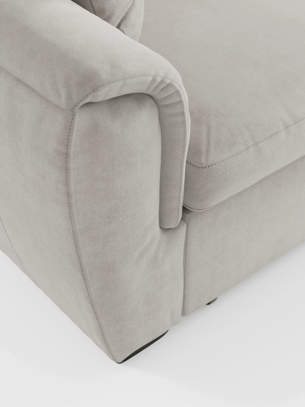 Primo piano del divano letto con penisola reversibile contenitore “Titano” di divitt.sbs, che mette in risalto il rivestimento in tessuto smacchiabile color beige chiaro, morbido e dalla trama particolare, con sottili dettagli di cucitura. L’immagine mette in risalto il bracciolo arrotondato, le linee di cucitura, parte del cuscino di seduta e il design pulito e minimalista del divano: una scelta ideale per un ambiente moderno o come elegante divano con chaise longue, dotato di penisola reversibile e
