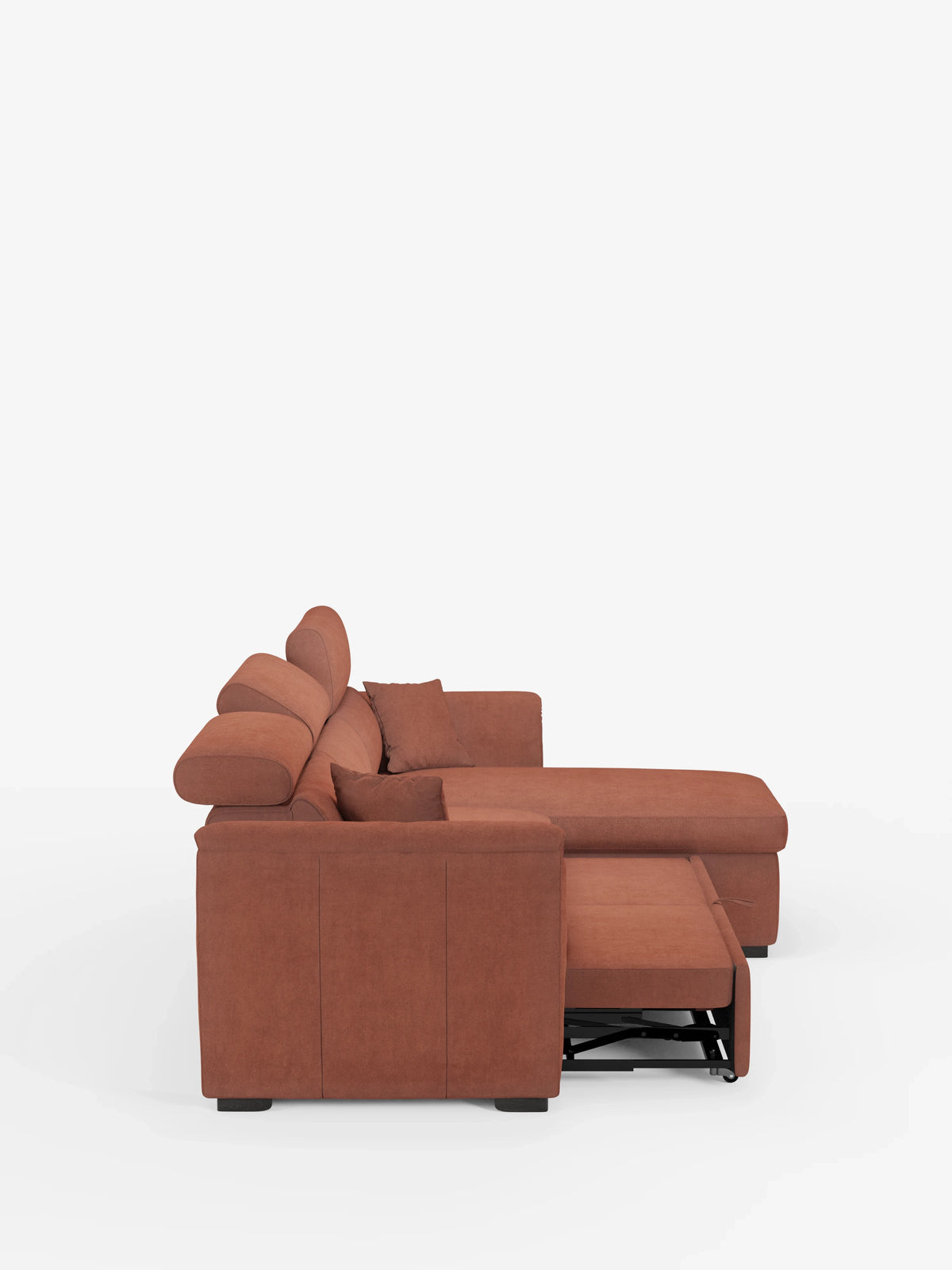 Vista laterale del divano letto Titano con penisola reversibile e contenitore di divitt.sbs, rivestito in tessuto antimacchia con morbidi cuscini. Dotato di poggiatesta regolabili, una chaise longue reversibile sulla destra e un poggiapiedi estensibile integrato nel meccanismo di apertura del letto. Lo sfondo bianco a tinta unita mette in risalto la forma elegante e la trama di questo divano moderno.