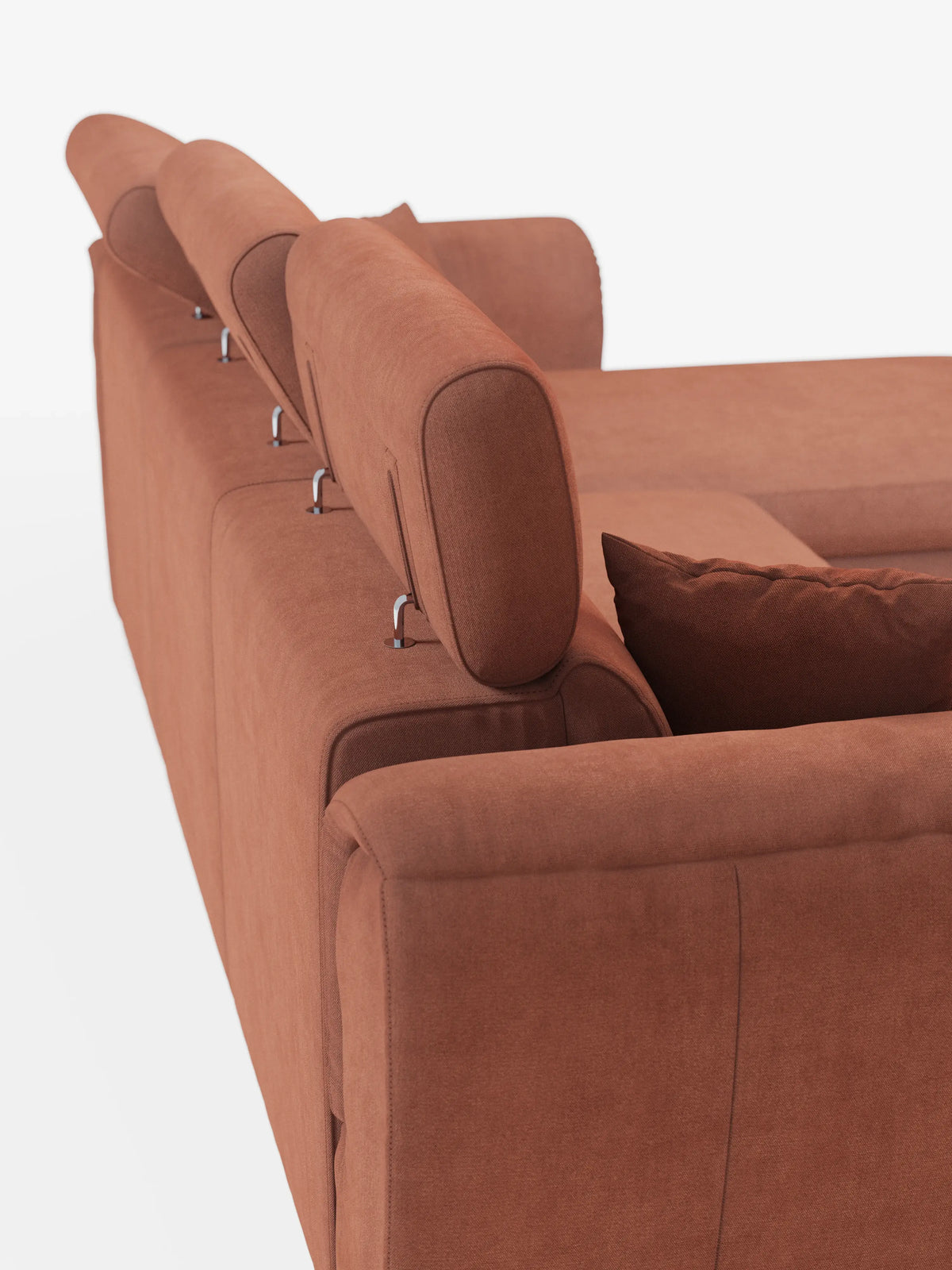 Un primo piano del divano letto Titano con penisola reversibile e contenitore di divitt.sbs, caratterizzato da un tessuto color ruggine resistente alle macchie, morbidi cuscini e poggiatesta regolabili. Posizionato su uno sfondo bianco, l’angolazione mette in risalto lo schienale e il profilo laterale di questo moderno divano letto con chaise longue reversibile, esaltandone il design contemporaneo e l’accogliente comfort.