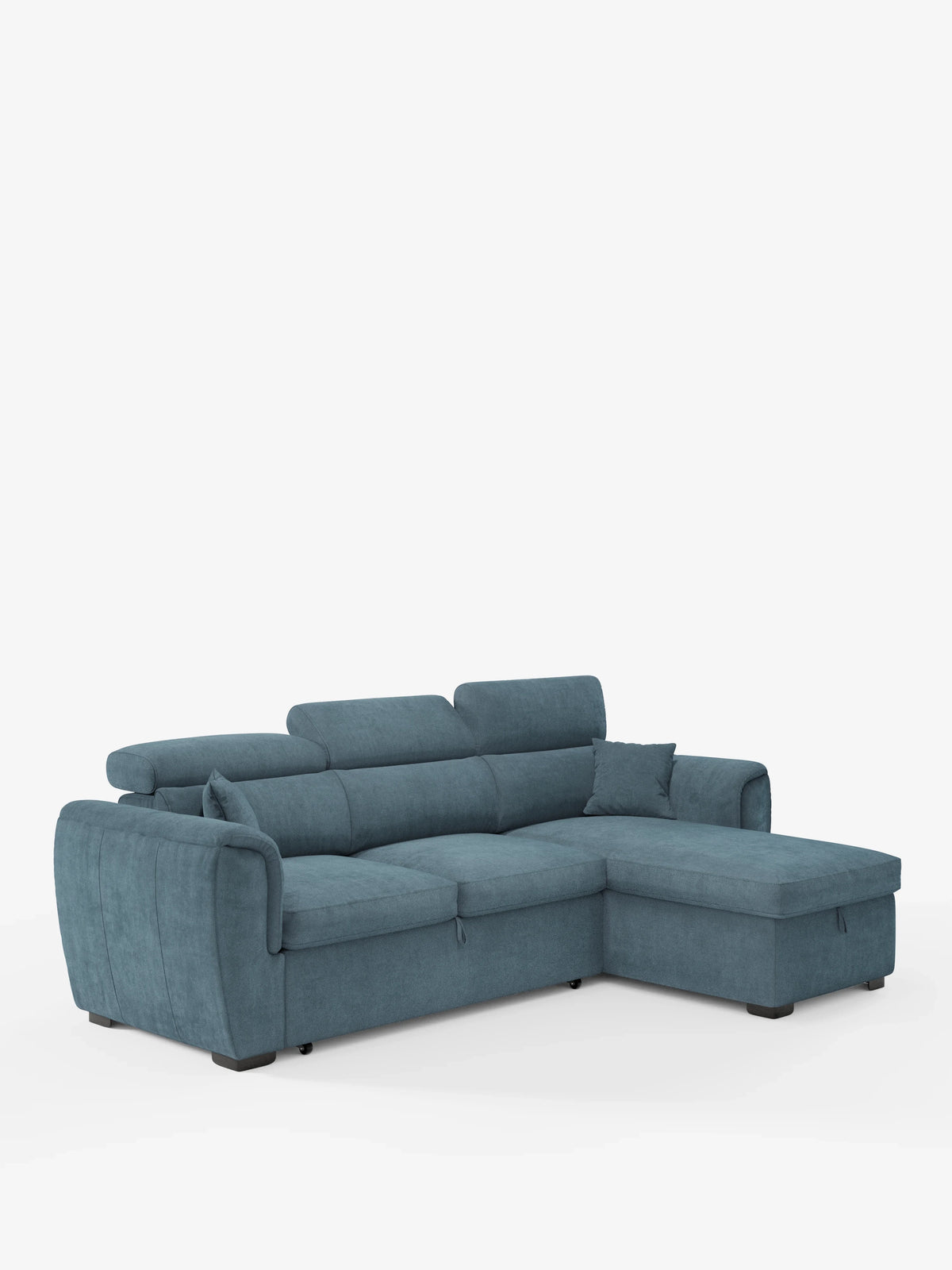Vi presentiamo il divano letto con penisola reversibile contenitore Titano di divitt.sbs: un divano componibile contemporaneo di colore blu, rivestito in morbido tessuto antimacchia. Caratterizzato da morbidi cuscini, un design a L con una spaziosa chaise longue reversibile che ricorda un divano con chaise longue, poggiatesta reclinabili e un elemento estraibile per un comfort ancora maggiore. L'elegante divano moderno poggia su corte gambe nere ed è presentato su uno sfondo bianco a tinta unita.