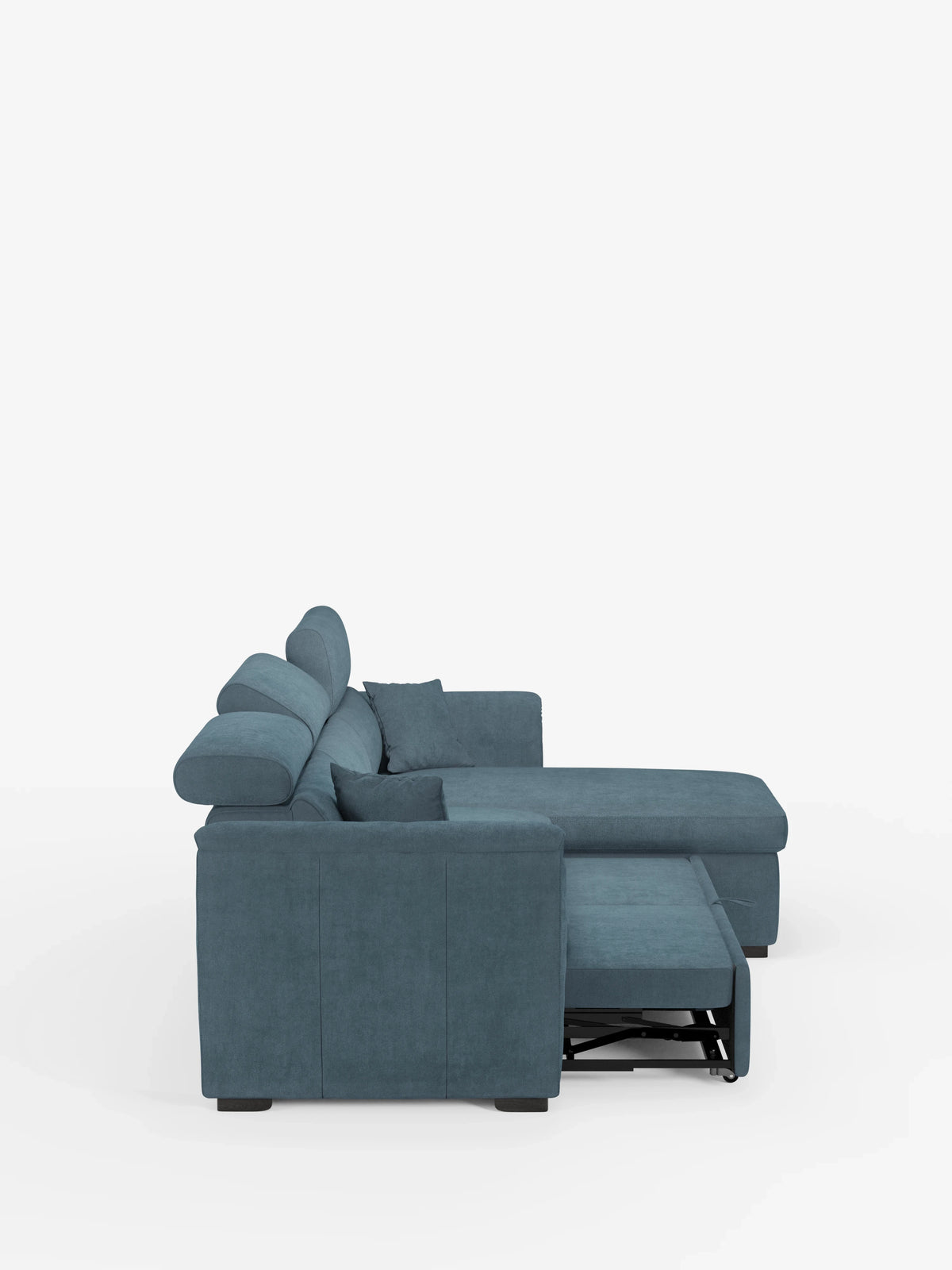 Un divano letto Titano blu con penisola reversibile e contenitore di divitt.sbs è raffigurato di profilo su uno sfondo bianco a tinta unita. Rivestito in morbido tessuto antimacchia, questo divano moderno è dotato di poggiatesta regolabili e di un elemento estraibile sul lato destro per un maggiore comfort, oltre che di una chaise longue reversibile.