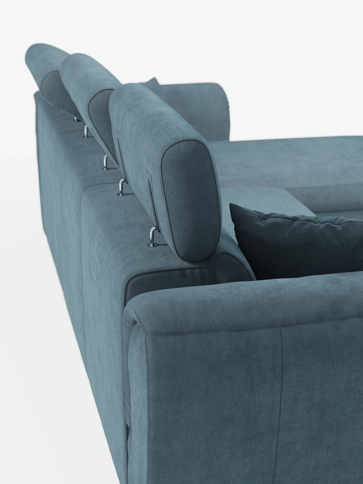 Una vista laterale ravvicinata del divano letto Titano con penisola reversibile e contenitore di divitt.sbs, rivestito in tessuto facile da pulire, con poggiatesta regolabili e un cuscino abbinato, presentato su uno sfondo bianco a tinta unita. Questo moderno divano letto è caratterizzato da un elemento estraibile, da un rivestimento liscio e da linee pulite e contemporanee che ne sottolineano l'elegante design.