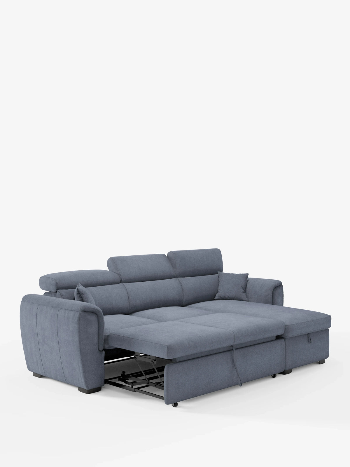 Un divano letto Titano in stile contemporaneo con penisola reversibile e contenitore, firmato divitt.sbs, dotato di poggiatesta regolabili, letto estraibile e chaise longue reversibile. Il divano è rivestito in tessuto antimacchia, con morbidi cuscini e braccioli imbottiti. Poggia su piccoli piedini neri su uno sfondo bianco a tinta unita.