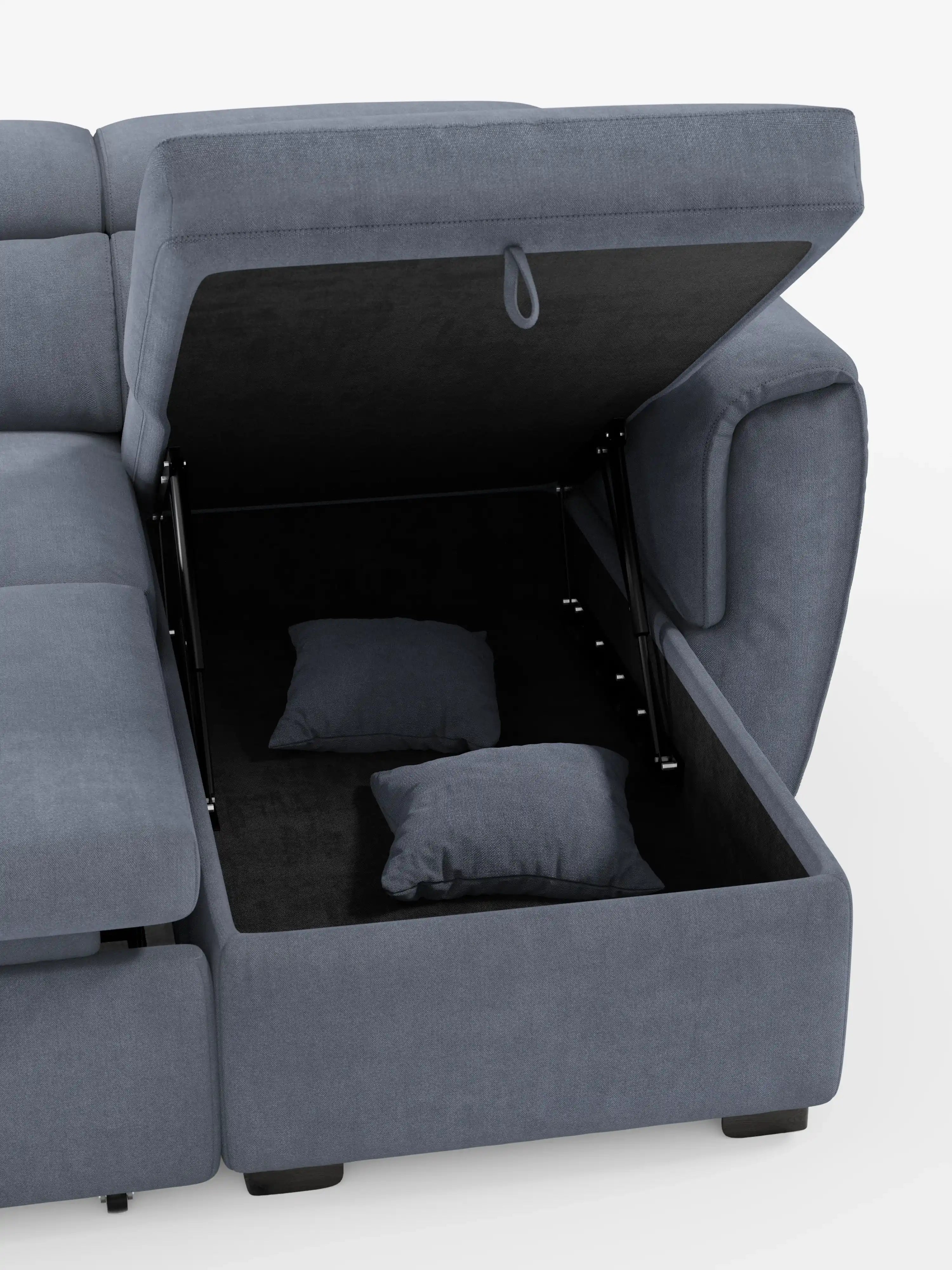 Viene presentato un divano letto blu Titano con penisola reversibile e contenitore di divitt.sbs, con un vano portaoggetti aperto sotto una delle sedute, che rivela al suo interno due cuscini blu scuro. Il coperchio della seduta, dotato di cerniere in metallo nero e di una maniglia a passante in tessuto, viene sollevato per mostrare lo spazio contenitivo. Questo divano moderno è dotato di poggiatesta reclinabili e di un elemento estraibile in tessuto lavabile ed è presentato su uno sfondo bianco a tinta
