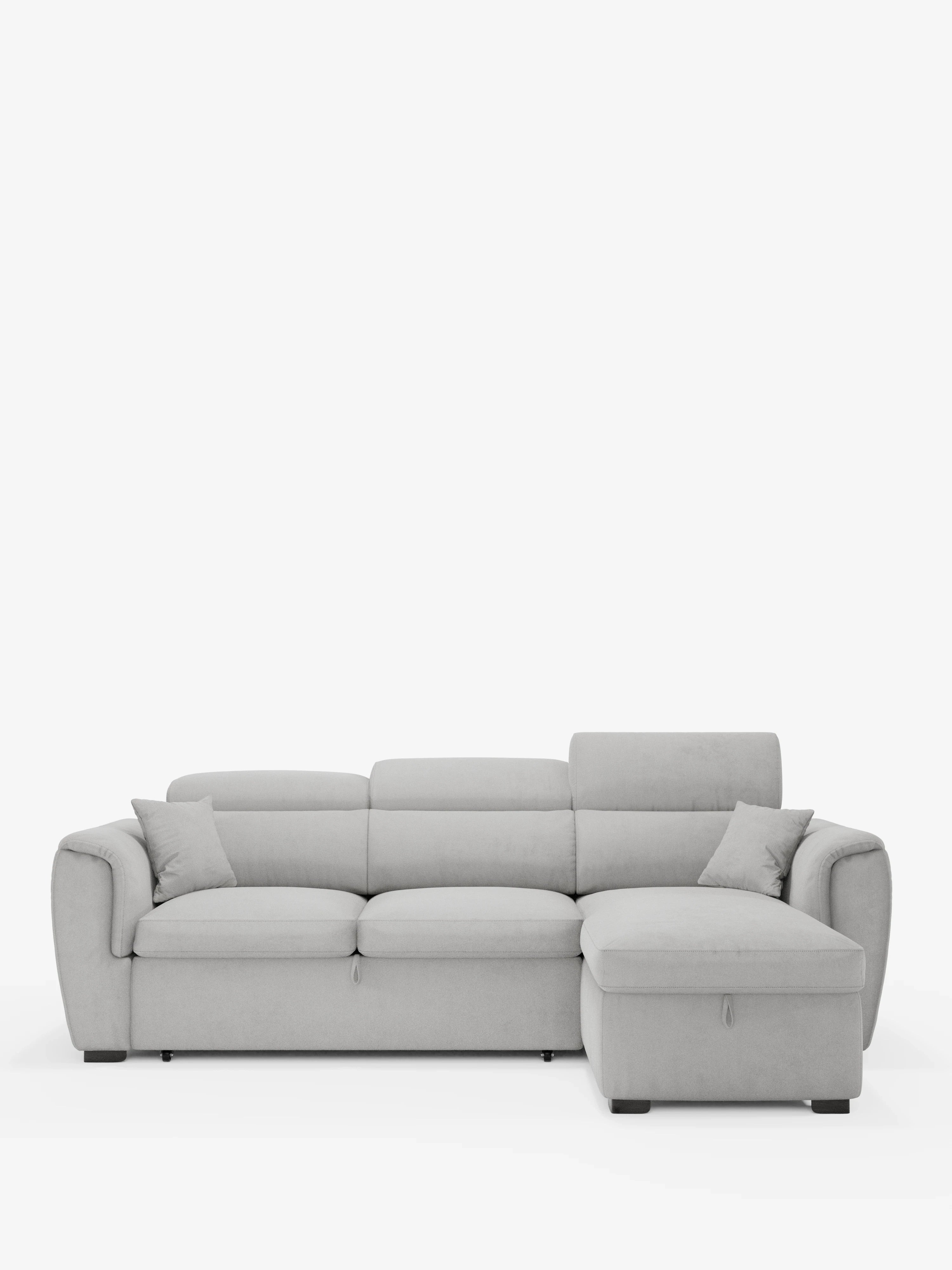 Il divano letto Titano con penisola reversibile e contenitore di divitt.sbs è realizzato in tessuto grigio chiaro smacchiabile e presenta morbidi cuscini accompagnati da due cuscini decorativi coordinati. Presentato con la chaise longue (penisola) posizionata sul lato destro, vanta eleganti braccioli curvi e gambe corte e scure, il tutto su uno sfondo bianco a tinta unita. Questo divano moderno offre comfort e stile, con una versatilità aggiuntiva grazie alla chaise longue reversibile con contenitore, ai