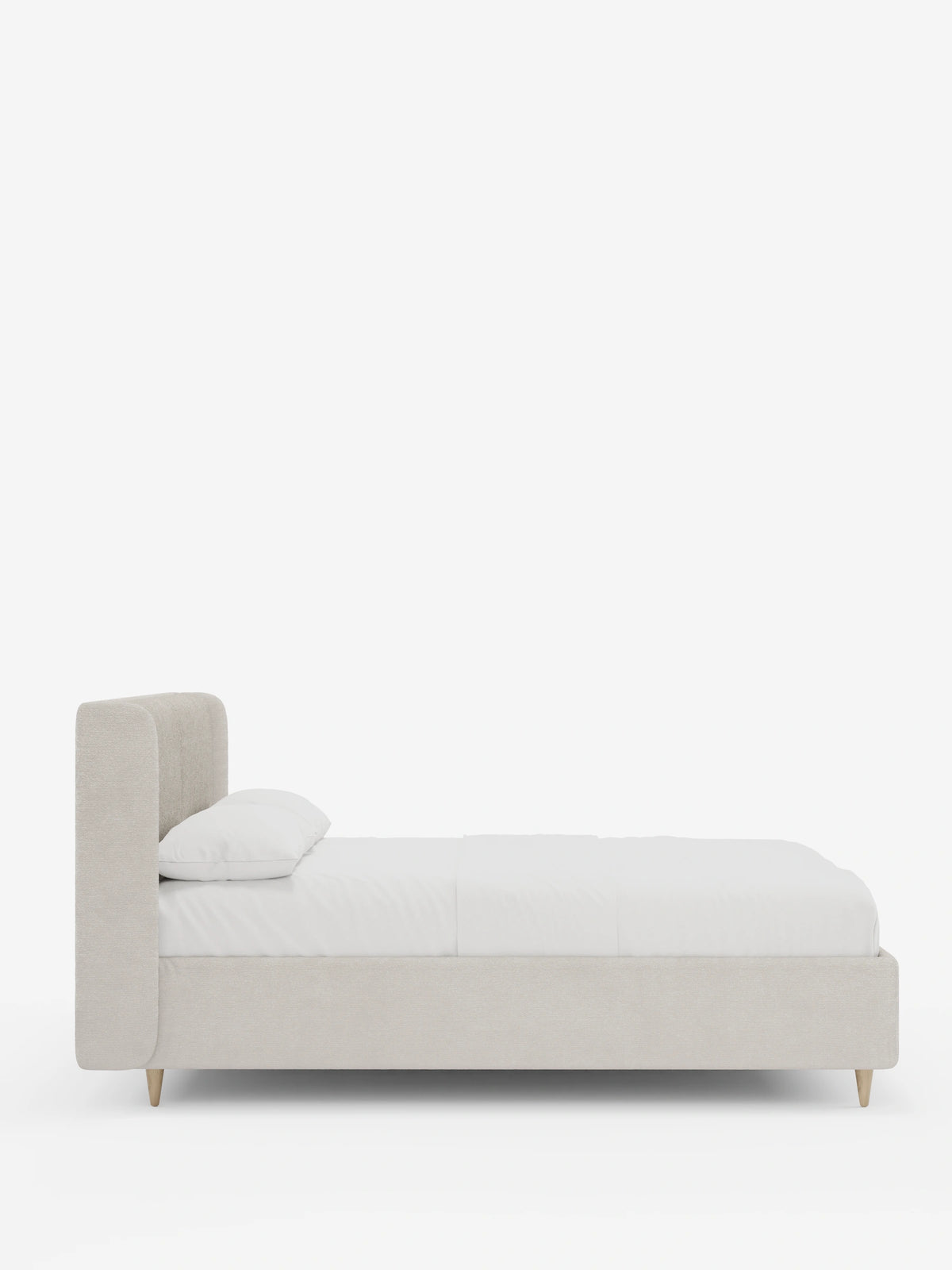 Profilo laterale di un letto imbottito VALKIRIA bicolore con contenitore, caratterizzato da una testiera alta, ricurva e imbottita in beige chiaro, un lenzuolo bianco, un cuscino singolo e gambe corte affusolate in legno su uno sfondo bianco a tinta unita.