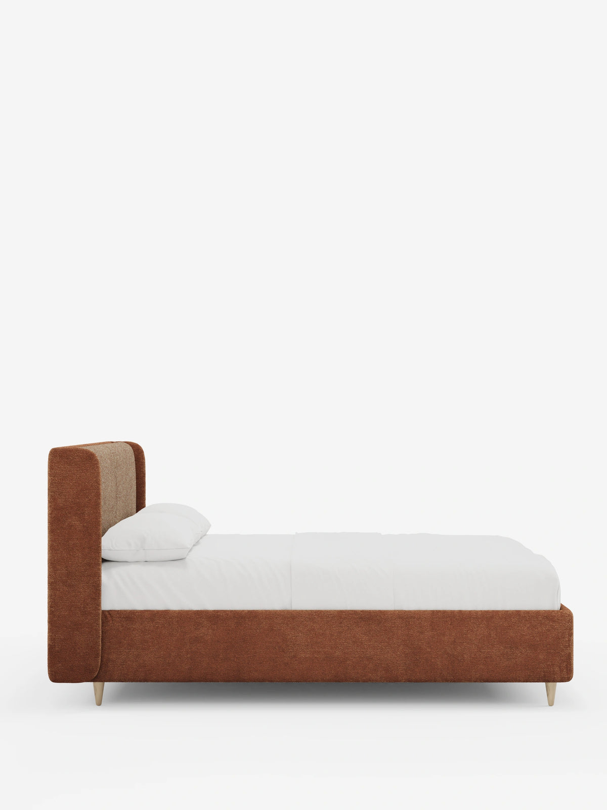 Vista laterale di un letto imbottito VALKIRIA bicolore con contenitore - cuscini dello schienale e testiera curva avvolgente, caratterizzato da un'alta testiera imbottita e curva, lenzuola bianche e gambe in legno chiaro su uno sfondo bianco a tinta unita.