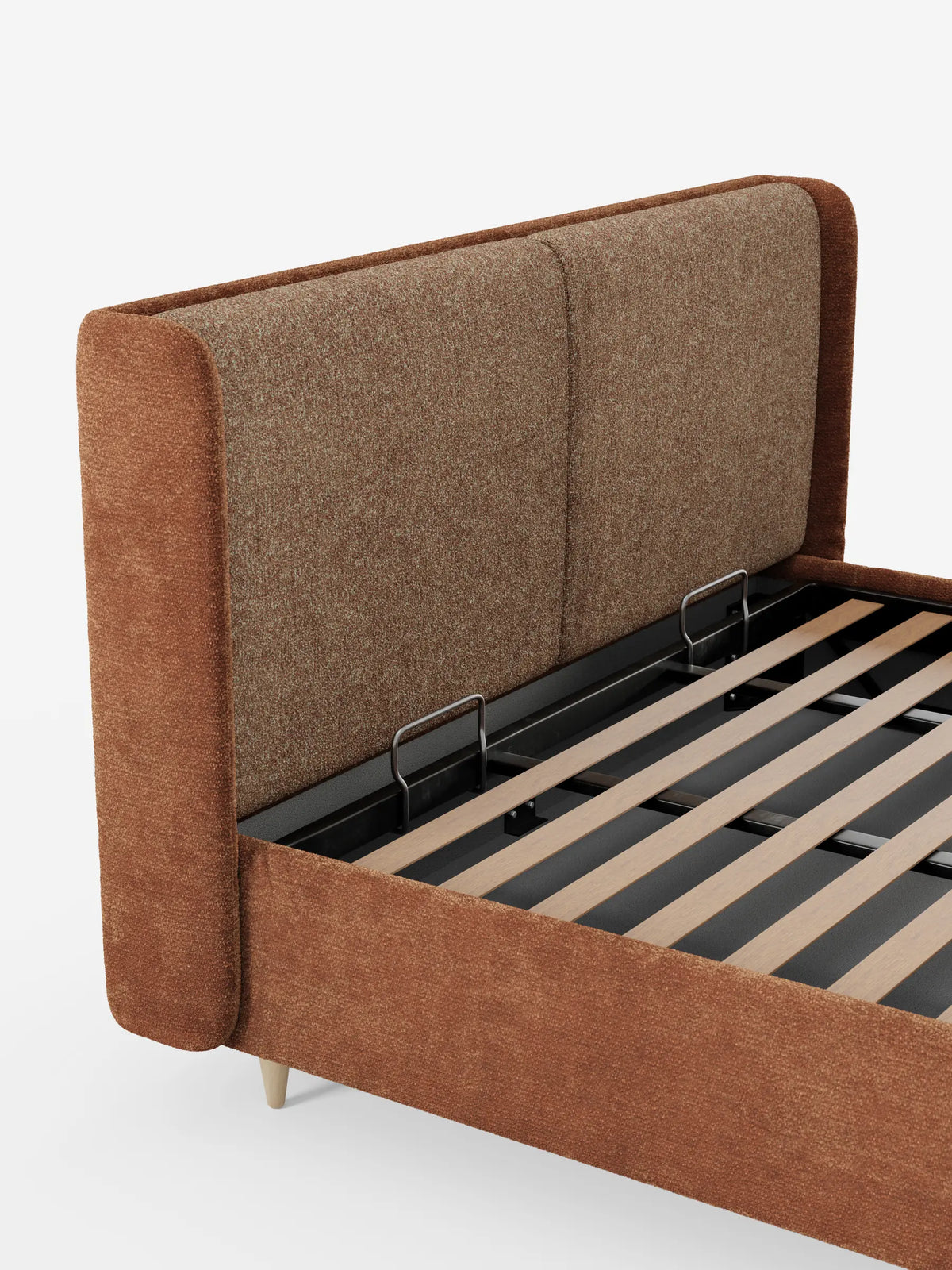 Il letto imbottito bicolore VALKIRIA con contenitore presenta una testiera curva, bicolore, rivestita in tessuto marrone testurizzato, una base aperta che lascia intravedere le doghe di sostegno del materasso, un vano contenitore con maniglie argentate e gambe cilindriche leggere.