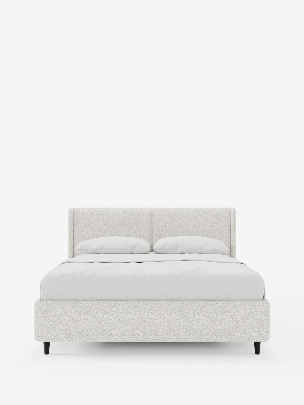 Il letto di design VALKIRIA con contenitore e testiera avvolgente - 2 cuscini imbottiti e tessuto Oeko-Tex® è un letto matrimoniale contemporaneo caratterizzato da una testiera avvolgente grigio chiaro con finitura testurizzata, biancheria da letto di un bianco brillante e piccoli piedini scuri.