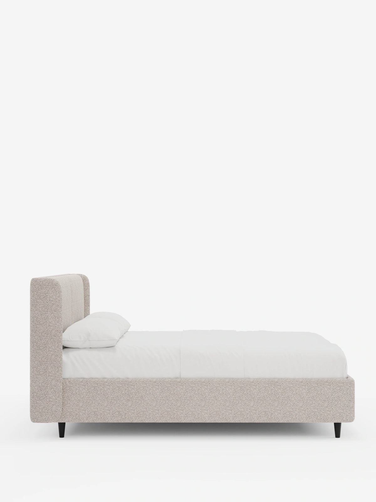 Vista laterale di un letto di design VALKIRIA con contenitore e testiera avvolgente, caratterizzato da una testiera alta, leggermente ricurva e rivestita in beige chiaro, lenzuola bianche, due cuscini e sottili gambe nere su uno sfondo bianco.