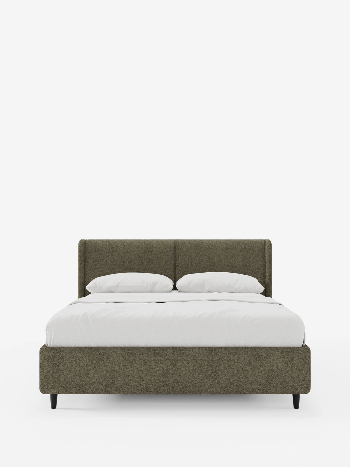 Un letto di design contemporaneo VALKIRIA con contenitore e testiera avvolgente in tessuto testurizzato color oliva scuro, caratterizzato da una testiera avvolgente, lenzuola bianche, due morbidi cuscini e gambe corte, affusolate e scure su uno sfondo bianco.