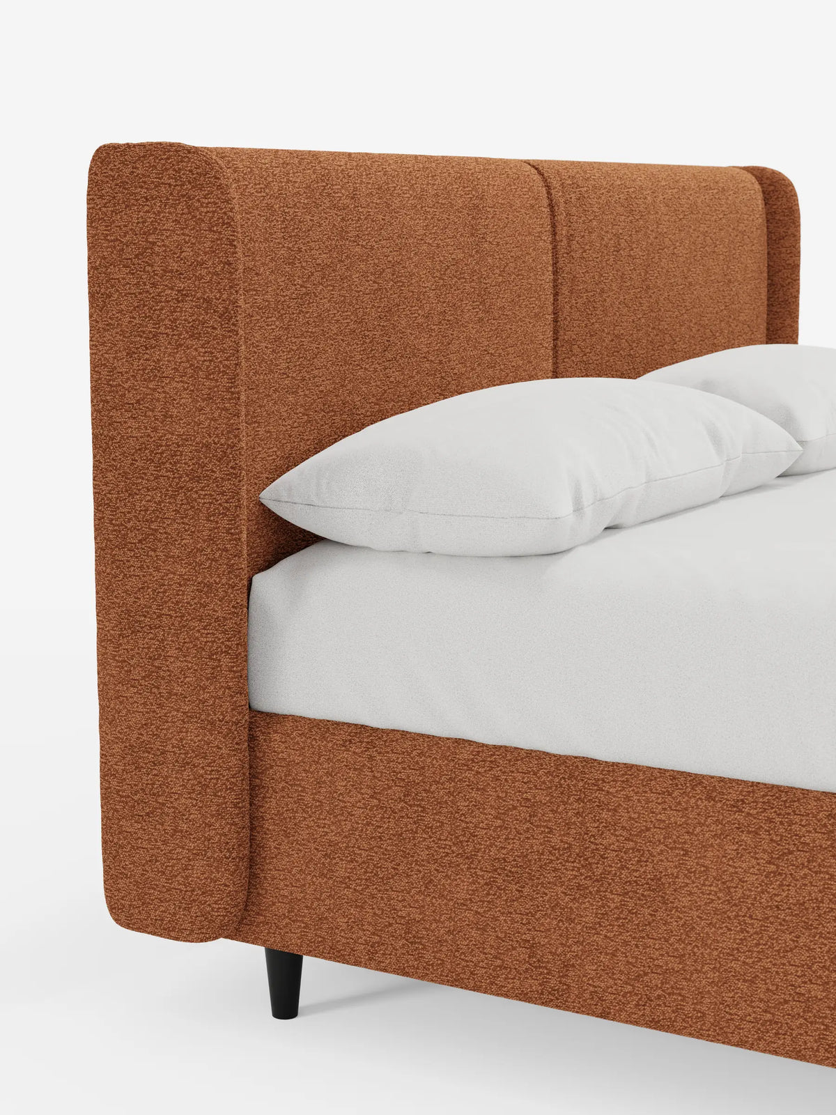 Il letto di design VALKIRIA con contenitore e testiera avvolgente è un letto contemporaneo caratterizzato da una struttura in tessuto testurizzato color ruggine, una testiera alta e avvolgente, due cuscini bianchi su lenzuola bianche e gambe corte nere.