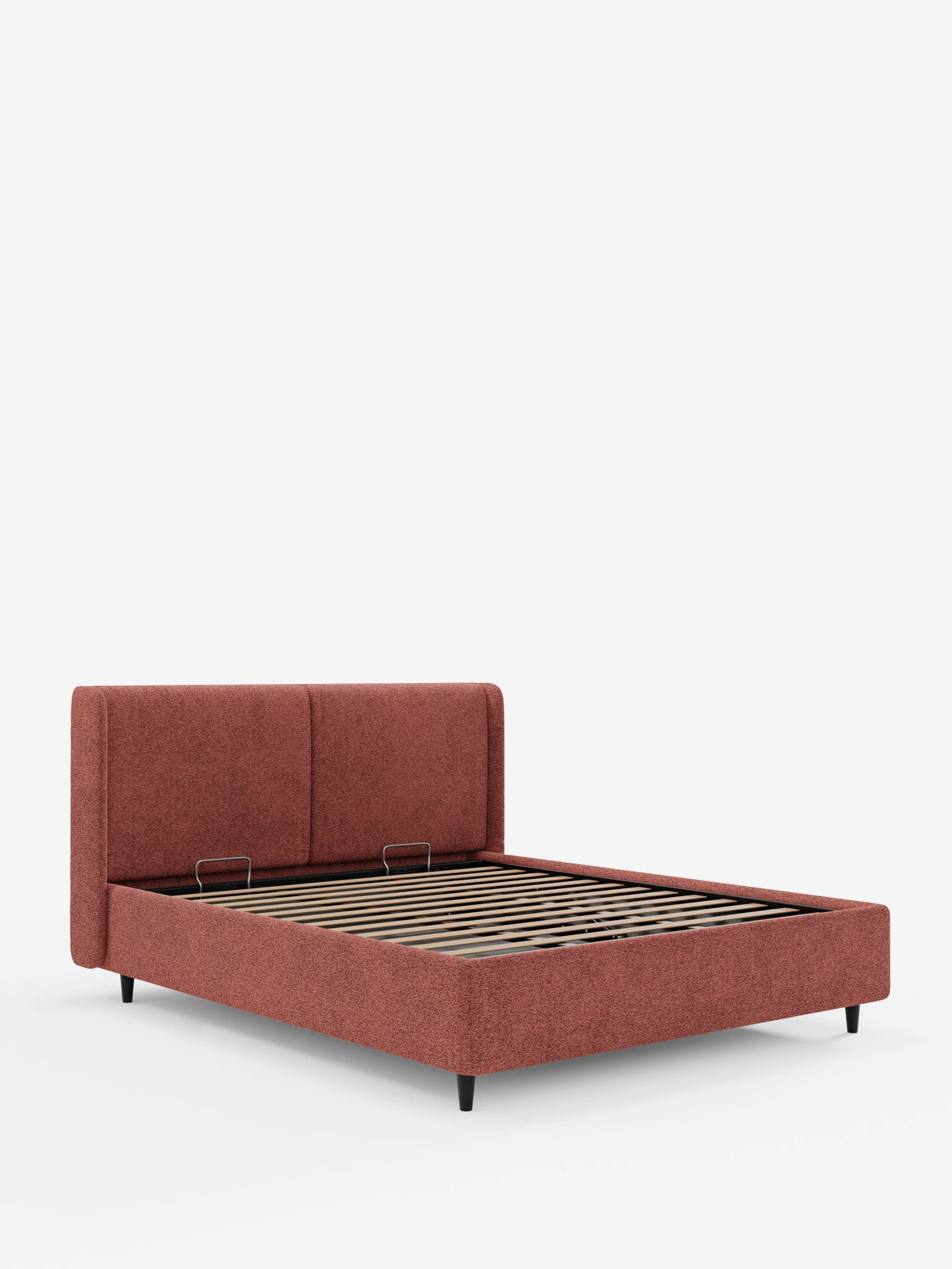 Il letto di design VALKIRIA con contenitore e testiera avvolgente presenta una struttura in tessuto testurizzato color marrone-rossastro e un'alta testiera avvolgente, con una base aperta che lascia intravedere le doghe in legno e un vano contenitore, il tutto sostenuto da piccole gambe scure.