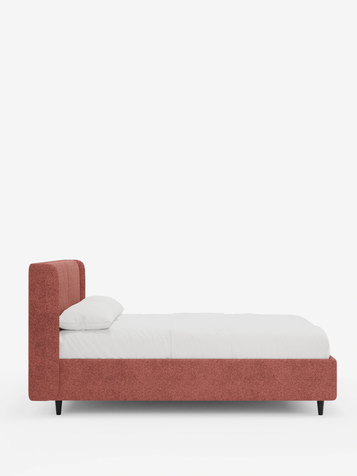 Vista laterale di un letto di design VALKIRIA con contenitore e testiera avvolgente, caratterizzato da una struttura con finitura testurizzata color terracotta, lenzuola bianche, due cuscini e quattro sottili gambe nere su sfondo bianco.