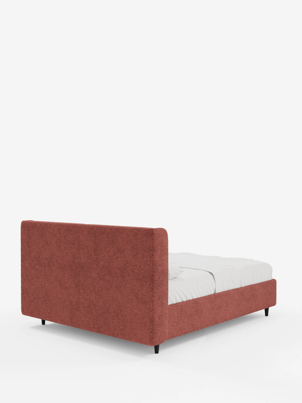 VALKIRIA, letto di design con contenitore e testiera avvolgente, è un letto imbottito moderno color terracotta, caratterizzato da biancheria da letto bianca e gambe coniche scure su uno sfondo bianco a tinta unita.