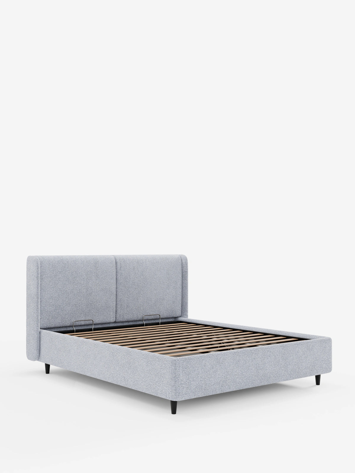 VALKIRIA, letto di design con contenitore e testiera avvolgente, è un moderno letto imbottito di colore grigio chiaro, caratterizzato da una testiera alta e ricurva, due morbidi cuscini e una base a doghe in legno sostenuta da gambe corte, scure e affusolate.