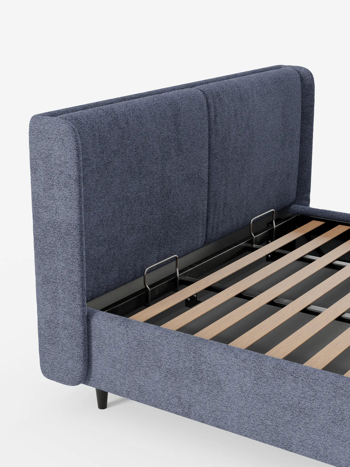 Il letto di design VALKIRIA con contenitore e testiera avvolgente è caratterizzato da un tessuto blu-grigio a trama, una testiera alta e avvolgente e una base aperta con contenitore, dotata di rete a doghe in legno e finiture in metallo.