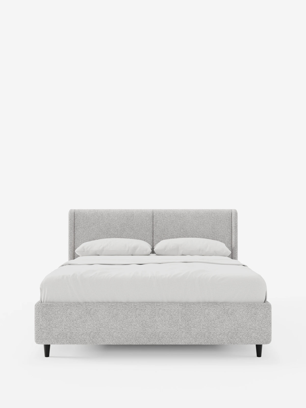 A VALKIRIA: letto di design con contenitore e testiera avvolgente - 2 cuscini imbottiti e rivestimento in tessuto Oeko-Tex®; letto matrimoniale con rivestimento grigio chiaro, caratterizzato da una testiera avvolgente, biancheria da letto bianca e quattro gambe affusolate nere su base bianca.