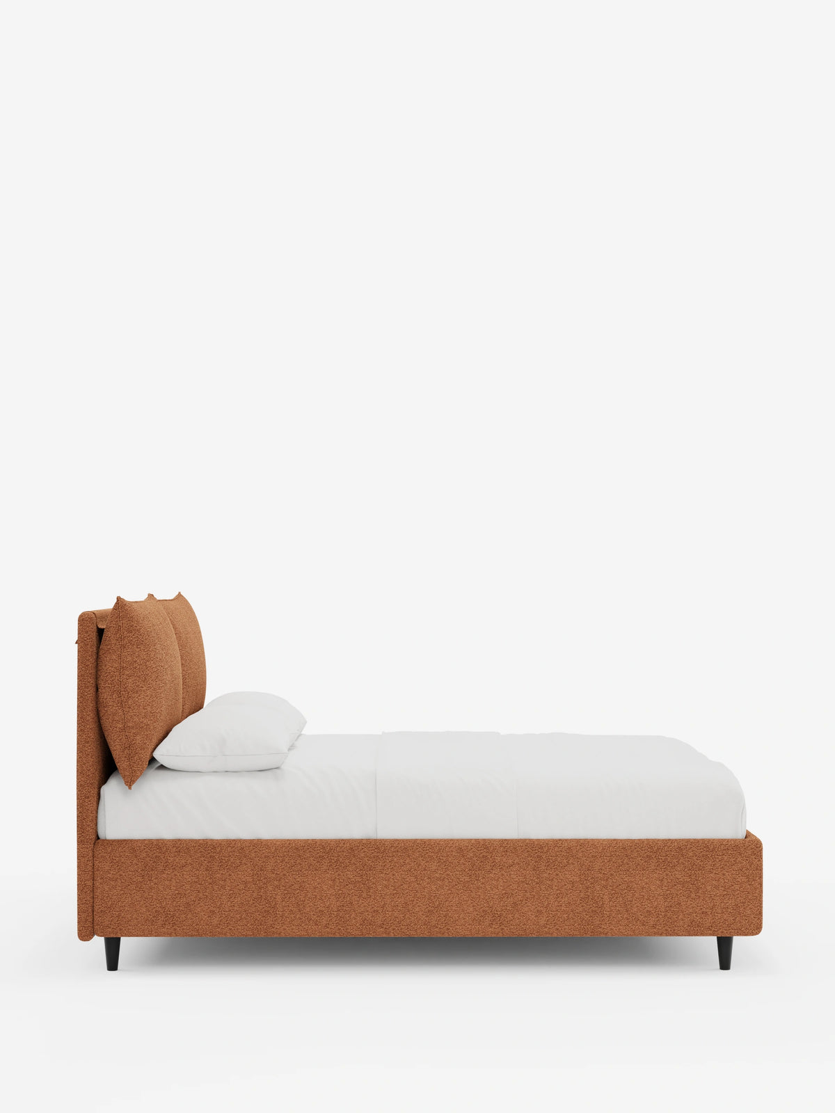Il letto imbottito ZAYRON con contenitore e morbidi cuscini regolabili è un moderno letto imbottito color ruggine con cuscini regolabili, lenzuola bianchissime e gambe nere che risaltano su uno sfondo bianco a tinta unita.