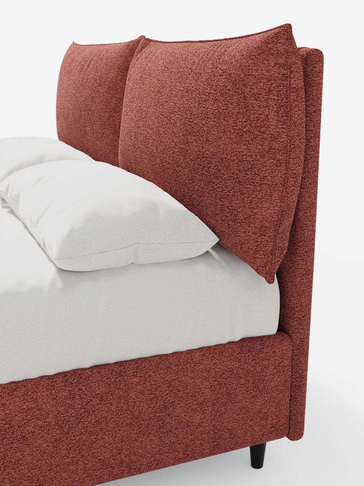Il letto imbottito ZAYRON con contenitore e morbidi cuscini regolabili presenta una struttura imbottita color terracotta con due soffici cuscini regolabili sulla testiera, rivestiti con biancheria da letto bianca su uno sfondo bianco sporco.