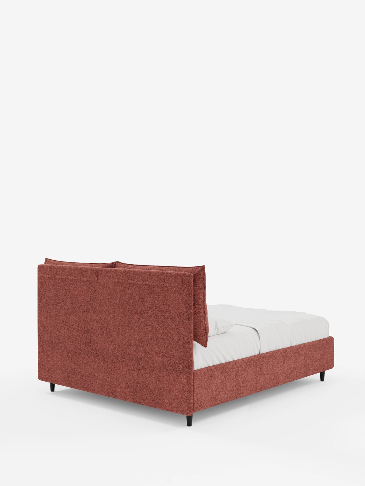 Il letto imbottito ZAYRON con contenitore e morbidi cuscini regolabili è un letto moderno realizzato in tessuto effetto terracotta, caratterizzato da una testiera alta e due cuscini, che si staglia su uno sfondo bianco su gambe scure e affusolate.