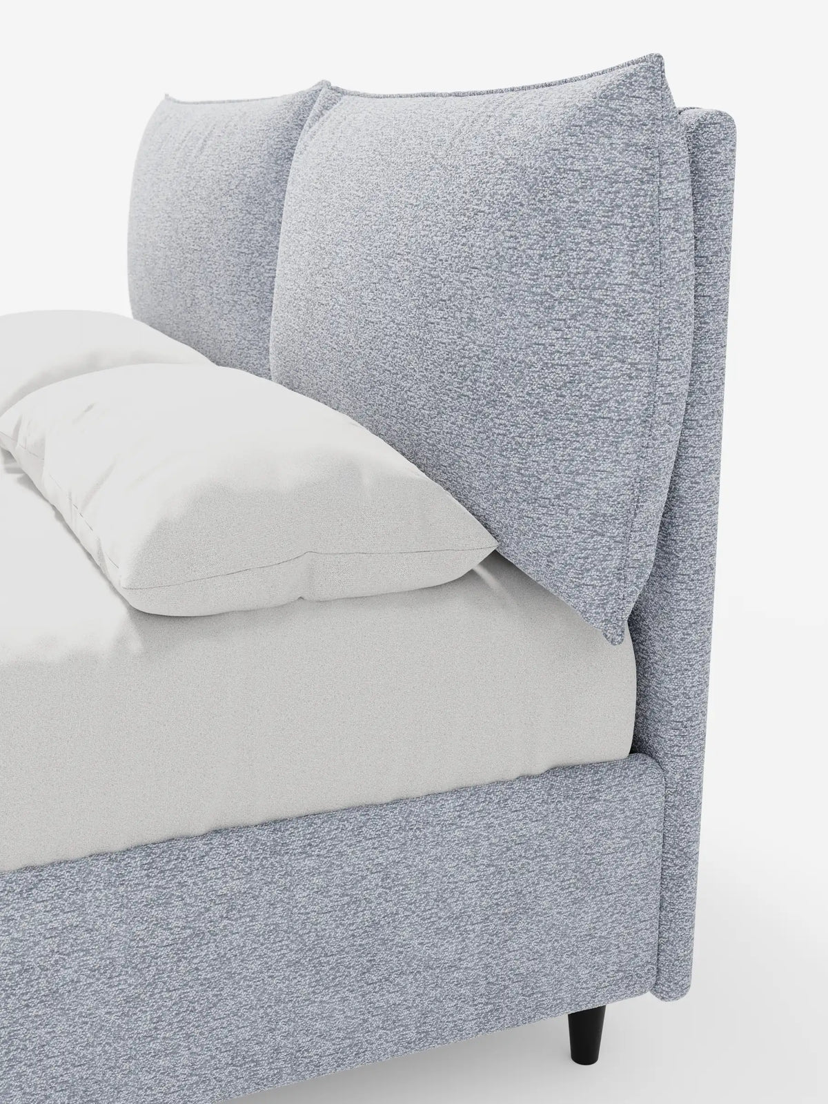 Il letto imbottito ZAYRON con contenitore e morbidi cuscini regolabili è un letto moderno caratterizzato da un rivestimento blu chiaro con effetto testurizzato, due cuscini regolabili sulla testiera e lenzuola bianche, il tutto su gambe cilindriche scure che si stagliano su uno sfondo bianco.